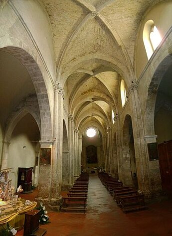 La Chiesa di Santa Maria Maggiore, situata nel cuore di Vasto, in provincia di Chieti, è uno degli edifici religiosi più importanti della città. La sua costruzione risale al XIII secolo, sebbene la struttura attuale sia il risultato di diversi interventi che si sono succeduti nei secoli. La chiesa è un esempio di architettura romanica che si fonde con elementi gotici, creando un'atmosfera suggestiva e ricca di storia. L'edificio si trova in una posizione privilegiata, su una collina che offre una vista panoramica sul mare Adriatico e sulla città di Vasto. L'interno della chiesa è caratterizzato da un'austerità solenne, ma anche da una grande bellezza artistica. Al centro dell'attenzione vi è l'altare maggiore, che ospita un pregevole dipinto raffigurante la Madonna con il Bambino. Le pareti sono decorate con affreschi che raccontano episodi biblici, e il soffitto a capriate in legno, recentemente restaurato, aggiunge un tocco di calore all'ambiente. Le vetrate istoriate, attraverso le quali filtra una luce soffusa, contribuiscono a creare un'atmosfera di raccoglimento e preghiera. La Chiesa di Santa Maria Maggiore è anche un importante punto di riferimento per la comunità religiosa di Vasto, ospitando numerosi eventi liturgici, tra cui la celebrazione della festa della Madonna, che attira ogni anno fedeli e visitatori. La sua posizione nel centro storico della città la rende un luogo di grande valore anche sotto il profilo culturale e turistico. Accanto alla chiesa si trova un campanile che, con la sua altezza, si staglia nel cielo, visibile da molte zone della città. Nel corso dei secoli, la chiesa ha subito varie modifiche e restauri, ma ha mantenuto intatta la sua funzione di luogo di culto e di spiritualità. L'edificio, pur essendo stato danneggiato da eventi sismici e da altre calamità naturali, ha sempre saputo resistere, simbolo della fede e della resilienza della comunità di Vasto. Oggi, Santa Maria Maggiore non è solo un punto di riferimento religioso, ma anche un luogo di grande interesse storico e artistico, che attira visitatori da tutto il mondo.