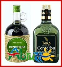 La preparazione del Centerba abruzzese è un’arte che affonda le sue radici nella tradizione secolare della regione. Questo liquore, noto per la sua elevata gradazione alcolica e il profilo aromatico complesso, nasce dall’infusione di erbe aromatiche raccolte nelle montagne abruzzesi. Ogni produttore conserva gelosamente la propria ricetta, ma l’essenza del Centerba rimane invariata: un distillato che racchiude la forza della natura e il sapere artigianale. La Scelta delle Erbe: Il primo passo nella preparazione del Centerba consiste nella raccolta e selezione delle erbe aromatiche e officinali. Tra le più utilizzate ci sono menta, timo, genziana, issopo, maggiorana e altre piante spontanee tipiche delle zone montane dell’Abruzzo. La qualità delle erbe è fondamentale, poiché sono loro a conferire al liquore il suo aroma caratteristico. Una volta raccolte, le erbe vengono essiccate con cura per preservarne le proprietà organolettiche. Il Processo di Macerazione: Le erbe essiccate vengono immerse in alcol puro di alta qualità, in un processo di macerazione che dura generalmente alcune settimane. Questo periodo consente all’alcol di estrarre gli oli essenziali e i principi attivi delle piante, donando al liquore il suo sapore intenso e le sue sfumature aromatiche. La macerazione avviene in recipienti di vetro o acciaio, in un ambiente fresco e buio per garantire una perfetta estrazione delle essenze. Dopo questo periodo, la miscela viene filtrata per eliminare i residui vegetali. La Fase Finale e l’Imbottigliamento: Dopo il filtraggio, il liquore viene imbottigliato direttamente, senza aggiunta di zucchero o altri ingredienti. Questo mantiene il gusto autentico e deciso del Centerba, rendendolo unico nel suo genere. Il liquore è pronto per essere consumato, ma può anche essere lasciato riposare ulteriormente in bottiglia per affinare il suo sapore. Il risultato finale è un distillato dal colore intenso, dall’aroma complesso e dal carattere forte, ideale per chi desidera un’esperienza gustativa autentica e ricca di tradizione.