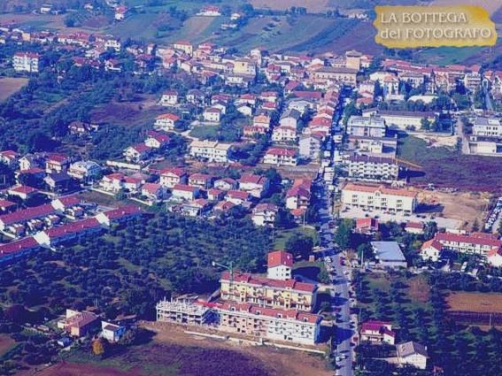 Cepagatti è un affascinante comune situato nella provincia di Pescara, che affonda le sue radici in una storia millenaria. Il paese si sviluppa su un territorio caratterizzato da una rigogliosa vegetazione e offre panorami spettacolari sulle colline circostanti. Il centro storico di Cepagatti è ricco di tradizione e conserva ancora oggi le tracce di un passato medievale, con il suo impianto urbano che si snoda tra vicoli e piazzette, perfetti per una passeggiata tra le vie del borgo. La presenza di antichi edifici e chiese testimonia la storicità del paese e il legame profondo con le radici culturali abruzzesi. Uno dei luoghi di maggiore interesse è la Chiesa di San Giovanni Battista, che si trova nel cuore del paese. La chiesa, ristrutturata nel corso dei secoli, offre uno spunto di riflessione sull’arte sacra e sulle tradizioni religiose che hanno sempre contraddistinto la vita del comune. Nei dintorni, si trovano anche numerosi edifici storici, tra cui il Palazzo Municipale, che si distingue per la sua architettura elegante, e diverse residenze nobiliari che raccontano il passato di un paese che ha saputo mantenere il suo fascino nei secoli. Il territorio di Cepagatti è inoltre ideale per chi ama trascorrere del tempo all'aria aperta. Le colline che circondano il paese offrono la possibilità di fare escursioni, passeggiate nel verde e attività all'aria aperta, permettendo di esplorare una natura rigogliosa e incontaminata. L'area è anche famosa per la produzione di vini pregiati e olio, che aggiungono un ulteriore motivo per visitare il borgo e scoprire le tradizioni enogastronomiche locali. Con il suo mix di storia, cultura e natura, Cepagatti rappresenta una meta perfetta per chi cerca un angolo autentico dell'Abruzzo.