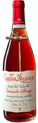 Il Cerasuolo d'Abruzzo DOC: Un Vino di Tradizione e Qualità. Il Cerasuolo d'Abruzzo DOC è uno dei simboli dell’enologia abruzzese, noto per la sua caratteristica tonalità rosata e il profilo aromatico unico. Questo vino, derivato principalmente dal vitigno Montepulciano, rappresenta una delle espressioni più raffinate del territorio abruzzese. La denominazione DOC, ottenuta nel 2010, garantisce la qualità e il legame con l'area di produzione, che si estende lungo le colline costiere e le zone interne ai piedi dell'Appennino. Caratteristiche Sensoriali e Produzione: Il Cerasuolo d'Abruzzo si distingue per il suo colore brillante, che varia dal rosa ciliegia al rosso tenue, e per i suoi profumi intensi di frutta rossa, come ciliegia e lampone, accompagnati da delicate note floreali. Al palato, offre una piacevole freschezza e una struttura equilibrata, con un finale leggermente sapido. La produzione prevede una macerazione breve delle bucce per ottenere la tonalità e i tannini desiderati, seguita da una vinificazione accurata che esalta la tipicità del vitigno. Abbinamenti Gastronomici: Grazie alla sua versatilità, il Cerasuolo d'Abruzzo si presta ad abbinamenti con una vasta gamma di piatti. È perfetto con antipasti di salumi, primi piatti a base di sughi leggeri, carni bianche e pesce. È ideale anche con la cucina tipica abruzzese, come gli arrosticini e le zuppe di pesce. Servito fresco, è il compagno ideale per le giornate estive, ma la sua struttura lo rende adatto anche a occasioni più formali. Una Tradizione da Valorizzare: Il Cerasuolo d'Abruzzo non è solo un vino, ma una testimonianza della storia e della cultura di una regione fortemente legata alla viticoltura. La crescente attenzione verso le produzioni di qualità e l’adozione di pratiche sostenibili stanno contribuendo a valorizzare ulteriormente questo prodotto. Per gli appassionati e i neofiti, il Cerasuolo rappresenta un’esperienza enologica autentica e ricca di fascino, capace di raccontare l’Abruzzo in ogni sorso.