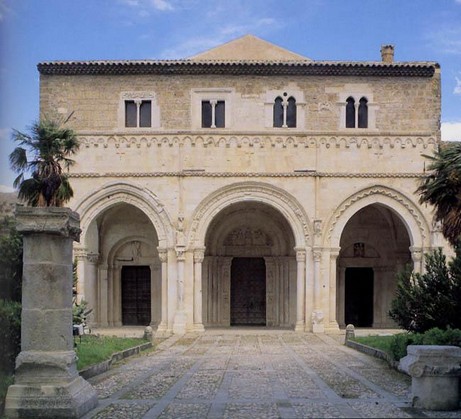 L'L’Abbazia di San Clemente a Castiglione a Casauria (Pe) Chiesa di San Clemente a Castiglione a Casauria (Pe) Un vero capolavoro di arte romanica che affascina chiunque abbia la possibilità di ammirarlo ed apprezzarlo. Ormai sono anni che mi fermo ad "amarlo" ogni volta che passo da quelle parti anche con obiettivi completamente diversi tipo gustare gli ottimi arrosticini di Torre de' passeri ed accompagnarne la digestione con il Centerbe Toro. E' troppo forte l'attrazione di un portico semplicissimo che ossequiosamente precede tre portali di cui quello centrale rappresenta una meraviglia nella meraviglia con decorazioni bronzee di rara bellezza. L'interno è possibile vederlo con discrezione dopo il terremoto del 2009 ma ne è rimasta fortunatamente integra la bellezza:Segnalo soltanto un pulpito essenziale che da solo meriterebbe un viaggio. Tralascio i "resti" archeologici che impreziosiscono ulteriormente l'esterno contribuendo ad arricchire un'atmosfera fascinosa. L'Abbazia di San Clemente a Casauria è un luogo d'arte meraviglioso. Il luogo è bello già di suo, circondato com'è dai monti dell'Appennino abruzzese con la Majella in bella vista, guardando verso ovest, dal giardino dell'Abbazia. L'Abbazia è un capolavoro di arte romanica di età antichissima, anno 800 circa. L'interno appare spoglio con ampi spazi, ma subito si scoprono preziosissimi tesori d'arte: l'ambone, il ciborio, il candelabro fino alla cripta e al crocefisso del '400. Suggestiva la luce e i suoi riflessi sulla pietra bianca. Attorno all'Abbazia vi è un incantevole e verdissimo giardino, tenuto benissimo, nel quale è possibile fare una piacevole passeggiata. Molto particolare il piccolo vigneto posto al lato sud, che regala un intenso colpo d'occhio. Interessante anche l'annesso museo. Consiglio vivamente di visitare questo posto magico. Abbazia di San Clemente a Casauria. Piccolo borgo (circa 1.000 abitanti nell'intero comune) di antiche origini posto su una collina (350 m. slm.) a nord del fiume Pescara, non lontano dal valico di Tre Monti e dall'antico tratturo "Centurelle-Montesecco". Il territorio è compreso nell'area del Parco Nazionale del Gran Sasso-Monti della Laga. Le case raggruppate e strette attorno all'antica chiesa conventuale di S. Francesco, donano a questa località un aspetto molto suggestivo. Castiglione a Casauria è famosa per la presenza, a pochi chilometri dal paese, della stupenda abbazia di S. Clemente a Casauria, uno dei più insigni monumenti medievali non solo della regione Abruzzo, ma dell'intera Nazione. Il tempio fu fatto erigere, nel IX secolo, dall'Imperatole Ludovico II e dalla moglie Albelberga, per sciogliere un voto di scampato pericolo. Modificata nelle attuali forme dall'abate Leonate, nel XII secolo, l'abbazia divenne centro di riferimento politico ed economico di un vasto territorio. Dopo la morte dell'abate cominciò, per la badia, un lento e continuo decadimento che raggiunse il culmine nel XIX secolo. Fu anche grazie all'intervento personale di Gabriele D'Annunzio che la chiesa fu dichiarata Monumento Nazionale (nell'anno 1894) e tornò all'attuale splendore. L'esterno del tempio è contraddistinto dal celebre "portico di Leonate" e dallo stupendo portale centrale, mentre l'interno è ricco di opere d'arte, tra le quali spiccano l'ambone del XII secolo e il cero pasquale. L’interno della Chiesa di San Clemente a Castiglione a Casauria è a tre navate con pianta a croce latina; particolare attenzione meritano lo sfarzoso pulpito ricco di fregi decorativi, il candelabro per il cero pasquale e il ciborio trecentesco ricavato da un sarcofago paleocristiano. Nei pressi della chiesa si trova il Museo dell'abbazia che raccoglie reperti e lapidi provenienti da scavi effettuati nella vicina citta' di Interpromium e nelle vicinanze dell'Abbazia. L'abbazia di San Clemente a Casauria va ritenuta un vero museo in situ vista la presenza dei manufatti artistici conservati come in uno scrigno nel suggestivo interno: l'ambone, il candelabro, l'urna, l'altare richiamano infatti l'attenzione - e l'ammirazione – dei numerosi visitatori. In passato Pier Luigi Calore, lo studioso amico di Gabriele d' Annunzio, raccolse ed allestì sotto forma di lapidarium in alcuni ambienti numerose epigrafi ed altri reperti provenienti dai vicini insediamenti romani e dalla stessa chiesa. Oggi è possibile ammirare parte del materiale nel rinnovato Antiquarium Calore. Castiglione a Casauria: Piccolo borgo (circa 1.000 abitanti nell'intero comune) di antiche origini posto su una collina (350 m. slm.) a nord del fiume Pescara, non lontano dal valico di Tre Monti e dall'antico tratturo "Centurelle-Montesecco". Il territorio è compreso nell'area del Parco Nazionale del Gran Sasso-Monti della Laga. Le case raggruppate e strette attorno all'antica chiesa conventuale di S. Francesco, donano a questa località un aspetto molto suggestivo. Castiglione a Casauria è famosa per la presenza, a pochi chilometri dal paese, della stupenda abbazia di S. Clemente a Casauria, uno dei più insigni monumenti medievali non solo della regione Abruzzo, ma dell'intera Nazione. Il tempio fu fatto erigere, nel IX secolo, dall'Imperatole Ludovico II e dalla moglie Albelberga, per sciogliere un voto di scampato pericolo. Modificata nelle attuali forme dall'abate Leonate, nel XII secolo, l'abbazia divenne centro di riferimento politico ed economico di un vasto territorio. Dopo la morte dell'abate cominciò, per la badia, un lento e continuo decadimento che raggiunse il culmine nel XIX secolo. Fu anche grazie all'intervento personale di Gabriele D'Annunzio che la chiesa fu dichiarata Monumento Nazionale (nell'anno 1894) e tornò all'attuale splendore. L'esterno del tempio è contraddistinto dal celebre "portico di Leonate" e dallo stupendo portale centrale, mentre l'interno è ricco di opere d'arte, tra le quali spiccano l'ambone del XII secolo e il cero pasquale.