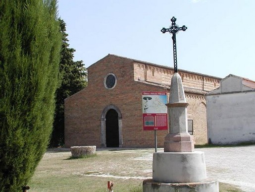 Chiesa di Santa Maria del Lago a Moscufo (Pe) La stupenda chiesa romanica di Santa Maria del Lago è sicuramente il monumento di maggior rilievo di Moscufo ed il suo fiore all'occhiello. La chiesa, anticamente detta così per via della vicinanza del bosco (Lucus) era un'abbazia benedettina, come testimoniano le aperture laterali a forma di ogiva verso il chiostro. La facciata, estremamente spoglia e semplice, introduce a un interno elegante e sobrio, con eleganti affreschi del XII secolo, purtroppo parzialmente sbiaditi dal tempo e dalla sovrapposizione di altre pitture. Ma il vero capolavoro della chiesa è l'ambone policromo, del maestro Nicodemo da Guardiagrele, bellissimo esempio di scultura romanica. Scolpite in rilievo sull'ambone vi sono storie veterotestamentarie (tra le quali: Davide che affronta l’orso, Giona inghiottito dal pesce, Giona rigettato dal pesce); storie di Santi (San Giorgio che uccide il drago); figure allegoriche; animali fantastici; deformi figure umane come telamoni. In dimensioni maggiori e in rilevo molto più accentuato sono scolpiti i simboli del Tetramorfo. L'opera inoltre è firmata e datata (1159). Le ampie tracce di policromia ancora visibili fanno di questo pregevolissimo monumento - tra i maggiori d'Abruzzo, ma di rilievo senza dubbio nazionale - una rara testimonianza dell'uso di dipingere le sculture, un tempo molto diffuso ma oggi difficilmente visibile a causa del degrado del colore. La stessa chiesa ospita ancora una pregevole madonna con bambino del 1490, attribuita ad Andrea de Litio, massimo pittore abruzzese del suo tempo. La Chiesa di Santa Maria del Lago a Moscufo (Pe) è visitabile gratuitamente su richiesta. Telefonare al numero del convento delle suore: +39.085.979668 Storia e architettura della Chiesa di Santa Maria del Lago a Moscufo (Pe). A circa 750 metri dal centro del paese di Moscufo sorge la piccola chiesa romanica di Santa Maria del Lago: fu costruita da monaci benedettini , nella prima metà del XII secolo, nei pressi di un bosco (il lucus da cui prende il nome, divenuto poi lago) su un terreno dove sono stati rinvenuti manufatti e pavimentazioni di epoca romana. Nel corso del tempo ha subito vari rimaneggiamenti, tra cui uno nel 1733 (testimoniato dall’iscrizione dipinta nella parete sinistra). Il restauro degli anni 1960-61 è stato condotto nella volontà del ripristino dell’aspetto medievale. La severa facciata, a mattoni a vista, è animata da un bel portale ad arco a tutto sesto, scolpito a bassorilievo con figure simboliche, e da un rosone a pietra liscia. La Chiesa di Santa Maria del Lago a Moscufo (Pe) è a tre navate terminanti in tre absidi semicilindriche, decorate esternamente da cornici ad arcatelle e da strette finestre con stipiti ornati da bassorilievi. Le navate sono scandite da un sistema di otto colonne e due pilastri in mattoni (a metà della navata) che sorreggono archi a tutto sesto. L’interno colpisce per il suo carattere compattamente unitario, sottolineato dalla qualità formale della scultura architettonica. L’insieme dei capitelli, variamente scolpiti, «rappresenta l’ultima occasione in cui, in Abruzzo, ci si rifà a una scultura, dal sapore lineare e bidimensionale, legata a tradizioni che hanno le proprie radici nella realtà locale quale era scaturita dalle esperienze di fine XI secolo» (Gandolfo). Il pulpito di Nicodemo della Chiesa di Santa Maria del Lago a Moscufo (Pe). L’interno della chiesa conserva un capolavoro dell’arte scultorea romanica: il pulpito policromo, decorato a stucco, firmato da Nicodemo e datato 1159. Si tratta di un “gioiello”, realizzato, su commissione dell’abate Rainaldo, dal Maestro che nove anni prima (1150) aveva firmato, insieme a Roberto, lo splendido pulpito di un altro locus mirabilis: S. Maria in Valle Porclaneta a Magliano dei Marsi (Aq). Il pulpito, secondo la definizione dello studioso Gandolfo, «è una complessa macchina decorativa, ricca di contenuti iconici [figurati] e narrativi. [L’esempio di Magliano dei Marsi] inaugura una tipologia che la bottega di stuccatori ripeterà altre volte in Abruzzo [nel pulpito proveniente da San Martino alla Marruccina e in questo di Moscufo], introducendo forme e soluzioni che non troveranno seguito, segno di una loro importazione improvvisa dall’esterno». Sul pulpito campeggiano e risaltano, grazie al colore, Storie del Vecchio Testamento, tra cui Davide che strangola l’orso e Sansone che uccide il leone; la vicenda di Giona, che compare inghiottito dal pesce e rigettato dallo stesso; Storie di Santi, tra cui S. Giorgio che uccide il drago, S. Onofrio in posizione orante; figure allegoriche; animali fantastici; deformi figure umane come telamoni. In dimensioni maggiori, e in rilevo molto più accentuato, sono scolpiti i simboli del Tetramorfo. Chiesa Santa Maria del Lago-Moscufo: La Chiesa risalente al sec. XII divenne proprietà dei grandi monasteri benedettini. La facciata del 1733, in laterizio, presenta un bel portale in pietra ornato da figure simboliche di gusto benedettino. L'interno è a tre navate divise da otto colonne e due pilastri in mattoni che sorreggono archi a tutto sesto. Il vero gioiello di Santa Maria del Lago è l'ambone, in pietra di stucco policromo, modellato nel 1159 dal Maestro Nicodemo su commissione dell'Abate Rainaldo. La struttura a cassa quadrilatera poggia su quattro colonne sormontate da capitelli dai quali partono gli archivolti, di cui uno trilobato, e decorati con motivi simbolici di ispirazione biblica. L'ambone di Moscufo mostra evidenti legami con quelli di Cugnoli e di Santa Maria in Valle Porclaneta nella Marsica. 