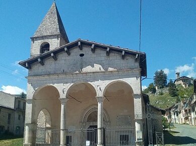 La chiesa è ritenuta una delle più antiche dell’ordine francescano perché aperta dal beato Tommaso da Celano, compagno e scrittore della vita di San Francesco. Alcuni documenti proverebbero che la consacrazione della chiesa è avvenuta nel 1233 per mano di monsignor Girolamo di Veroli. Nel 1260, Alessandro IV accordò l’indulgenza a chiunque visitava il Santuario in determinate festività. Il convento, secondo un’altra teoria, fu impiantato a contatto di una piccola chiesa rurale, denominata “Santa Maria extra moenia”, essendo una delle poche costruzioni esistenti fuori dalle mura primitive della Città. L’ interno della chiesa è notevole anche per le numerose opere d’arte che vi sono conservate e per l’architettura gradevole. Nel transetto sinistro spicca una tavola del XVI secolo raffigurante la Madonna col bambino. Nel transetto destro un grande quadro raffigurante il miracolo di Sant’Antonio che salva Tagliacozzo dalla distruzione ad opera delle truppe del viceré di Napoli. La statua di S. Antonio, in una nicchia sulla parete della terza campata, è preziosa opera del XVI secolo. L’interno della chiesa è composta da una sola navata divisa in tre campate coperte da volte a crociera di cui una reca la data 1.533. Da un anno la chiesa è chiusa per lavori di pavimentazione finanziati dal Fec. I ritardi della Soprintendenza hanno suscitato le proteste dei fedeli e il richiamo del Ministero dell’Interno. Attualmente i frati sono tre. Oltre a padre Iosue ci sono padre Giulio Cesareo di 30 anni, originario di Castelvecchio Subequo e fra’ Egidio Iannicca di 85 nato a Cerchio. Le messe festive si tengono alle 10.