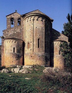 La chiesa di Santa Maria Assunta, insieme all'Oratorio di San Pellegrino, faceva parte di un complesso monastico che affonda le sue radici nei primi secoli del Cristianesimo, tra III e IV secolo, quando sul luogo venne sepolto il corpo di un missionario laico, San Pellegrino, che a Bominaco subì il martirio morendo trafitto dalle lance. Alcuni secoli dopo, intorno all'VIII, su quella tomba venne edificata una prima chiesa che venne donata all'abbazia benedettina di Farfa, dalla quale si rese indipendente solo nel 1001. Di tutto il complesso oggi restano solo la Chiesa e l'Oratorio, due splendidi esempi dell'architettura romanica abruzzese. La data di costruzione della chiesa di Santa Maria Assunta non è definita ma possiamo sostenere con certezza che precede le due datazioni riportate sul pulpito, 1180, e sull'altare, 1223, e perciò va riferita al periodo tra la fine dell'XI e l'inizio del XII secolo. Il primo riferimento all'edificio religioso lo troviamo in un diploma del Chronicon farfense che conferma questa datazione. Il completamento e l'arricchimento della struttura primitiva avvenne nei secoli XII e XIII, al tempo della cosiddetta rinascenza bominacense. Lo stile adottato fu quello del romanico classico, pulito e chiaro nelle forme, tipico delle costruzioni monastiche medievali. La chiesa conserva ancora oggi la sua impronta originaria seppure all'interno ha subito una trasformazione in epoca barocca. La chiesa trova il suo riferimento nella struttura di San Liberatore a Majella di cui ricalca la pianta basilicale a tre navate e tre absidi, con una novità di rilievo nella sostituzione delle colonne al posto dei pilastri delle navate. La copertura dell'aula in origine era a tetto in legno; a questa si sovrappose poi la decorazione a volte barocche. Il presbiterio, cui si accede attraverso tre piccoli archi trionfali poggianti su pilastri a sezione cruciforme, si trova in posizione rialzata rispetto all'aula e presenta una copertura a tre volte a crociera con la campata centrale rinforzata da costoloni. La facciata rappresenta un unicum nel panorama architettonico abruzzese. E' una semplice parete di pietre a cortina di conci con terminazione cuspidata nella parte centrale ed orizzontale nelle ali laterali in corrispondenza delle navatelle. L'adozione della cuspide deriva dalle cattedrali pugliesi mentre la terminazione orizzontale diventerà prototipo dei prospetti squadrati delle chiese aquilane del '200 e '300. Sull'ala destra si inserisce un campanile a tre fornici. Sulla facciata si aprono un portale dalle forme semplici e pulite ed una grande monofora. La decorazione dell'archivolto e dell'architrave del portale ricorda quella dei portali di San Liberatore a Maiella e San Pietro ad Oratorium. E' costituita in prevalenza da un motivo a palmette a pannocchia che ricopre per intero il doppio giro dell'archivolto mentre sull'architrave si alterna ad un motivo di fiori stelliformi con una figura di leone in posizione centrale. La finestra con arco a tutto sesto è inquadrata da una cornice a rilevo sulla parete, sulla quale sporgono quattro leoni a mensola che tra le zampe stringono le prede. Le pareti laterali della chiesa non sono identiche; quella di sinistra, collegata anticamente con il monastero, risulta liscia e semplice, quella di destra si presenta lavorata e decorata. La linearità delle pareti è interrotta da due semplici portali e da strettissime feritoie che presentano, negli archivolti, motivi ornamentali vari. Il prospetto posteriore dell'edificio presenta una struttura a tre absidi, che rivelano forme di derivazione lombarda poi rivisitate alla luce del linguaggio del romanico abruzzese. Quella centrale, più alta delle laterali, è divisa in tre campate da semicolonne che, nella parte alta, si tramutano in pilastri e terminano in originali capitelli. Ogni campata ospita una feritoia con strombi e ricca decorazione esteriore, più alta quella centrale e di grande effetto decorativo quella di sinistra. Nove arcatelle definiscono in senso orizzontale l'abside centrale. L'abside di sinistra è ben conservata mentre quella di destra ha perso ogni decorazione. Tutte le tribune poggiano su un alto basamento ma la ripartizione in campate riguarda solo quella centrale. La chiesa contiene all'interno un complesso di eccezionale pregio artistico costituito dalle dodici colonne, dal pulpito e dal candelabro. Le colonne sono tutte disuguali nelle dimensioni, nella forma delle basi e nei capitelli. Costituite da blocchi monolitici, poggiano su basi attiche e culminano in bellissimi capitelli che si ispirano allo stile corinzio, in un discorso di sintesi della tradizione classica. Il motivo decorativo è di carattere vegetale con scarsa originalità creativa. Ad opera dell'abate Giovanni nella seconda metà del Duecento la chiesa si arricchisce di arredi che costituiscono vere opere d'arte. A lui si deve l'ambone che si trova sul lato sinistro della navata centrale e che fu realizzato nel 1180, come testimoniano le tre iscrizioni che corrono sul listello della cornice terminale e sull'architrave. E' formato da quattro colonnette, di cui tre cilindriche ed una scanalata a spirale terminanti in capitelli corinzi a fogliame d'acanto, che sorreggono altrettanti architravi. Particolarmente lavorato è il fregio dell'architrave che riproduce gli stessi motivi vegetali dei capitelli misti a figure animalesche, come l'agnello, il lupo o il leone e a scene di caccia e di vita quotidiana, che rinviano alla tradizione classica reinterpretata secondo i caratteri tipici della scultura abruzzese del tempo. Sul fregio poggiano, in funzione di delimitazione del piano, i davanzali rettangolari che si presentano divisi, per mezzo di un pilastrino, in due sezioni contenenti ciascuna un fiorone scolpito, elemento decorativo appartenente alla scuola di Valva. Eccezione fa il davanzale frontale che risulta diviso in tre scomparti, di cui il centrale, destinato a leggio, sporge con un semicilindro lavorato con un loggiato cieco. All'iniziativa dell'abate Giovanni si deve anche la cattedra abbaziale sulla quale egli si fece raffigurare con il baculo pastorale, simbolo dell'autonomia dell'abate dai vescovi valvensi. Un'epigrafe sul lato sinistro ne indica la cronologia dedicando l'opera a Gesù Cristo. Probabilmente realizzata dallo stesso scultore dell'ambone, la cattedra richiama lo stile dei troni vescovili pugliesi. Di qualche decennio successivo sono il ciborio e l'altare, datati al 1233, anno della consacrazione della chiesa. A favorirci in questa ricostruzione cronologica è l'iscrizione riportata sul bordo della mensa eucaristica. Il ciborio è stato ricostruito in seguito ai lavori di restauro del 1939-40. In quell'occasione furono ritrovate due colonne, l'architrave di sinistra ed alcune colonnine dei piani superiori che hanno consentito la ricostruzione di un ciborio di grande interesse ed originalità. Sul pannello frontale dell'altare è scolpito ad alto rilievo l'Agnello crocifero, motivo che si trova negli altari e portali aquilani del tempo. Nella zona presbiteriale, accanto al ciborio si trova un cero pasquale tra i più belli ed originali dell'intera regione. Un leoncino stiloforo sorregge una colonna tortile che, mimando un movimento avvolgente e morbido, culmina in un capitello elegante e delicato su cui poggia una corona di gusto bizantineggiante destinata ad ospitare il cero.