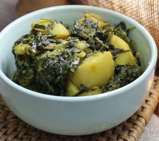 Per preparare la cicorietta campestre con patate, iniziate pulendo bene la cicorietta, eliminando eventuali residui di terra e lavandola accuratamente sotto acqua corrente. Successivamente, lessate le patate in acqua salata fino a quando non saranno tenere. Una volta cotte, scolatele, sbucciatele e tagliatele a cubetti, in modo da poterle unire facilmente al piatto. La cicorietta, dal suo sapore amarognolo, avrà bisogno di essere cotta in un soffritto che la ammorbidisca e ne esalti il gusto. In una padella ampia, versate un filo di olio extravergine d'oliva e fate soffriggere gli spicchi d'aglio, che rilasceranno il loro aroma nell'olio caldo. Se gradite un tocco di piccantezza, aggiungete un peperoncino intero durante il soffritto. Una volta che l’aglio è ben dorato, rimuovetelo e aggiungete la cicorietta lavata, facendola cuocere per qualche minuto a fuoco medio. La cicoria tenderà a ridursi e ad ammorbidirsi, e il suo sapore amarognolo comincerà a amalgamarsi con l'olio e l'aglio, creando una base saporita per il piatto. A questo punto, aggiungete le patate precedentemente lessate e tagliate a cubetti nella padella con la cicorietta. Mescolate bene, affinché le patate si insaporiscano con il condimento e la cicoria. Lasciate cuocere il tutto a fuoco basso per circa 10-15 minuti, aggiungendo se necessario un po' di acqua per evitare che il piatto si asciughi troppo. A metà cottura, aggiustate di sale e pepe a piacere per dare il giusto equilibrio al piatto. Quando le patate sono ben amalgamate con la cicorietta e il sapore è perfettamente equilibrato, il piatto è pronto per essere servito. Potete completare con un filo di olio extravergine d'oliva a crudo per aggiungere un tocco finale di freschezza. La cicorietta campestre con patate è ideale se accompagnata da pane casereccio, per un pasto rustico e genuino, che esprime al meglio la tradizione gastronomica abruzzese.
