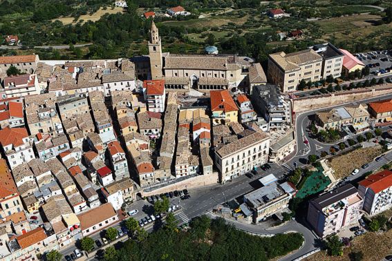 Città Sant'Angelo è un affascinante borgo medievale che sorge sulle colline della provincia di Pescara, offrendo una vista panoramica sulla costa adriatica e sui monti circostanti. Il suo centro storico, ben conservato, si snoda tra strade acciottolate, piazzette tranquille e edifici storici che raccontano la storia di un paese ricco di tradizioni. Le antiche mura, le torri e i palazzi nobiliari che punteggiano il borgo sono testimonianze tangibili della sua lunga storia, che affonda le radici nell’epoca romana e si sviluppa attraverso il Medioevo fino ai giorni nostri. Uno dei luoghi più significativi da visitare è la Chiesa di San Michele Arcangelo, un imponente esempio di architettura romanica che domina la piazza principale del paese. Al suo interno si trovano opere d'arte che arricchiscono l'atmosfera spirituale del luogo. Città Sant'Angelo è anche famosa per il suo caratteristico centro medievale, dove si possono scoprire angoli pittoreschi e piccoli negozi che vendono artigianato locale. La quiete che regna nel paese rende ogni passeggiata un’occasione unica per apprezzare la bellezza del paesaggio e dell'architettura. Il territorio circostante offre numerose opportunità per chi ama la natura e le escursioni all'aria aperta. Le colline di Città Sant'Angelo sono attraversate da sentieri che permettono di esplorare la campagna abruzzese e di godere di panorami mozzafiato sulla costa. Il paese è anche conosciuto per la sua tradizione agricola, con vigneti e uliveti che contribuiscono alla produzione di pregiati vini e oli locali. Grazie alla sua posizione strategica, a metà strada tra la montagna e il mare, Città Sant'Angelo rappresenta una meta ideale per chi cerca una combinazione di storia, cultura e natura.