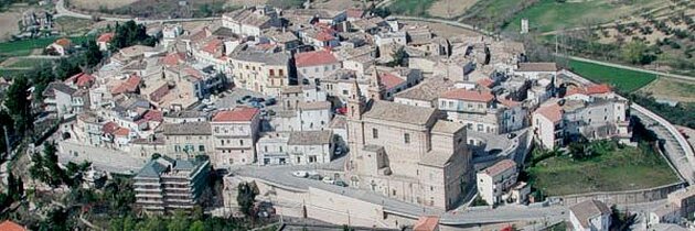 Collecorvino è un affascinante borgo della provincia di Pescara che si trova su una collina che domina la Valle del Pescara, offrendo una vista spettacolare sul paesaggio circostante. Il paese è caratterizzato da un centro storico ricco di storia, con stretti vicoli, piazzette tranquille e antiche abitazioni in pietra che testimoniano la sua origine medievale. Passeggiando per il borgo, si possono scoprire scorci suggestivi e luoghi che raccontano l’evoluzione del paese, dalle sue radici romane fino alla sua configurazione attuale, mantenendo un’atmosfera autentica e accogliente. Tra i luoghi da non perdere, la Chiesa di San Giovanni Battista si distingue come il principale punto di riferimento religioso e culturale. La sua architettura semplice ma elegante, arricchita da dettagli barocchi, è un simbolo della spiritualità che ha contraddistinto la storia del paese. Non lontano dal centro, il territorio di Collecorvino è punteggiato da edifici storici e ville signorili, che aggiungono fascino al paesaggio e offrono un’occasione per esplorare la parte più antica e nobile del borgo. Il paese è anche famoso per il suo artigianato, in particolare per la lavorazione della ceramica, che rappresenta una tradizione consolidata. Il comune di Collecorvino è circondato da un paesaggio naturale che invita alla scoperta e al relax. Le colline che lo circondano sono ricche di sentieri e percorsi panoramici, ideali per chi ama fare escursioni immersi nella natura. La campagna che circonda il paese è caratterizzata da vigneti, oliveti e terreni agricoli che contribuiscono alla produzione di prodotti tipici locali, come vino e olio. Questo legame con la terra rende Collecorvino una meta perfetta per chi cerca una combinazione di bellezze naturali, cultura e tradizione gastronomica, lontano dai flussi turistici più affollati.