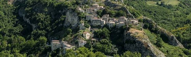Corvara è un incantevole borgo della provincia di Pescara che si trova ai piedi delle montagne, immerso nel verde delle colline abruzzesi. La sua posizione panoramica offre una vista spettacolare sulla valle sottostante e sulle montagne circostanti, creando un'atmosfera tranquilla e serena che attira coloro che cercano una fuga dalla frenesia della vita quotidiana. Il centro storico di Corvara, con le sue stradine acciottolate e le tradizionali case in pietra, conserva il fascino di un antico villaggio montano, invitando i visitatori a scoprire la sua storia e le tradizioni locali. Nel cuore del paese si trova la Chiesa di San Giovanni Battista, un luogo di culto che ha accompagnato per secoli la vita religiosa della comunità. Con la sua semplicità e il suo aspetto rustico, la chiesa è un esempio perfetto di architettura abruzzese, arricchita da affreschi e arredi che raccontano la spiritualità e le tradizioni del borgo. Passeggiando per le vie di Corvara, è possibile anche scoprire altre testimonianze storiche, come antiche fontane e piazze che conservano il carattere autentico del paese, facendo vivere ai visitatori un'esperienza di immersione nella cultura locale. Il paesaggio che circonda Corvara offre infinite opportunità per gli amanti della natura e delle escursioni all'aria aperta. I sentieri che attraversano le colline e i boschi circostanti permettono di esplorare la flora e la fauna tipica dell'Appennino abruzzese, regalando panorami mozzafiato e momenti di tranquillità. Il paese è anche un punto di partenza ideale per escursioni più lunghe verso le vette vicine, dove è possibile godere della bellezza incontaminata del Parco Nazionale del Gran Sasso e Monti della Laga. Con il suo mix di storia, natura e tradizioni, Corvara è una meta perfetta per chi desidera scoprire l’autenticità dell’Abruzzo.