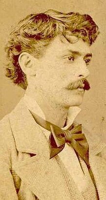 Costantino Barbella (Chieti, 31 gennaio 1852 – Roma, 5 dicembre 1925) è stato uno scultore italiano. Costantino Barbella, scultore abruzzese di grande talento, è stato un protagonista della scena artistica italiana e internazionale nel XIX e XX secolo. La sua carriera si sviluppò a partire da una formazione accademica che lo vide frequentare la Reale Accademia di Belle Arti di Napoli, dove perfezionò la sua arte sotto la guida del maestro Stanislao Lista. Barbella, pur essendo nato in una famiglia di commercianti, trovò la sua vera vocazione nell'arte, influenzato anche dal suo incontro con Francesco Paolo Michetti, pittore abruzzese che lo incoraggiò a intraprendere la carriera artistica. Il suo talento precoce lo portò a vincere una borsa di studio che gli permise di perfezionarsi, dando inizio a una carriera che lo avrebbe reso famoso. Le opere di Barbella sono soprattutto sculture in terracotta e bronzo, che raccontano storie di vita quotidiana e di tradizioni popolari abruzzesi. Sebbene la sua produzione artistica si distinguesse per la grande delicatezza e il realismo con cui trattava temi rurali e popolari, fu anche capace di realizzare opere di grande forza emotiva. Uno degli aspetti più affascinanti della sua arte è la sua abilità nel rappresentare la vita contadina, con figure di pastorelli, contadini e scene di vita familiare. Queste opere non solo esprimevano la cultura e i costumi del suo tempo, ma riuscivano anche a trasmettere un profondo senso di umanità, come testimoniano alcune delle sue sculture più celebri, come "Canto d'amore" e "La gioia dell’innocenza". Nel corso della sua carriera, Barbella partecipò a numerose esposizioni internazionali, ottenendo riconoscimenti in Italia e all'estero. La sua presenza nelle più importanti manifestazioni artistiche, come le esposizioni universali di Parigi, Londra e Barcellona, lo portò a essere conosciuto in tutta Europa. Fu proprio durante queste occasioni che ottenne consensi per la sua capacità di fondere il realismo con un'impronta poetica unica. A Napoli, ad esempio, la sua scultura "La gioia dell’innocenza" venne acquistata da Vittorio Emanuele II, e la sua fama cresceva rapidamente. A testimonianza della sua affermazione internazionale, ricevette anche importanti commissioni, come quella per la sezione italiana alla Mostra Internazionale di Anversa, che gli garantì l'attenzione di un pubblico più ampio. Nonostante il successo ottenuto all’estero, Barbella non abbandonò mai le sue radici abruzzesi e continuò a frequentare l’ambiente intellettuale e artistico che si riuniva presso il Conventino di Michetti a Francavilla al Mare. In questo contesto, Barbella strinse legami di amicizia con artisti e letterati di spicco, come Gabriele D'Annunzio, e trasse ispirazione per le sue opere dalle tradizioni abruzzesi e dalle esperienze della vita rurale. La sua arte, che si inseriva perfettamente nel filone del "realismo romantico", divenne un punto di riferimento per molti suoi contemporanei. Le sue sculture, pur mantenendo una forte componente veristica, possedevano una qualità emotiva che le rendeva universali, trasmettendo valori di umanità e bellezza. Negli ultimi anni della sua vita, Barbella affrontò una serie di difficoltà personali, tra cui la morte prematura del figlio e il progressivo deteriorarsi della sua vista, ma continuò a lavorare fino alla fine. La sua ultima grande opera, il gruppo bronzeo "Luce nelle tenebre", presentato nel 1920, rappresenta il culmine di una riflessione profonda sulla sofferenza umana e sulla speranza. Oggi, la sua memoria è custodita nel Museo Barbella di Chieti, che raccoglie molte delle sue opere, dando testimonianza della grandezza di un artista che ha saputo trasformare la cultura popolare abruzzese in una straordinaria espressione artistica.