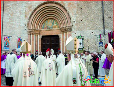 Le tradizioni popolari e riti cattolici in Provincia di Teramo in Abruzzo. Le tradizioni popolari della Provincia di Teramo rappresentano un patrimonio vivo e autentico, fatto di riti, feste, usanze, devozioni e momenti di condivisione che nel corso dei secoli hanno accompagnato la vita delle comunità locali. Nei borghi dell'entroterra, nelle città e lungo la costa, le tradizioni si rinnovano seguendo il ritmo delle stagioni e il calendario religioso, mantenendo vivo il legame con la memoria e con le radici del territorio. Le feste patronali e le celebrazioni religiose diventano occasioni di incontro e partecipazione collettiva, mentre processioni, pellegrinaggi e riti devozionali testimoniano la profonda spiritualità delle comunità teramane. Accanto alla dimensione religiosa convivono antiche usanze legate al mondo rurale e alla vita contadina, come i riti propiziatori, le celebrazioni legate al raccolto e le occasioni conviviali che un tempo scandivano il lavoro nei campi e che ancora oggi sopravvivono nella cultura popolare. Particolarmente suggestive sono le tradizioni legate al periodo natalizio, al Carnevale e alla Pasqua, quando le strade e le piazze dei centri abitati si animano di eventi, rappresentazioni, musiche e momenti di festa capaci di coinvolgere intere comunità e di attirare visitatori interessati a conoscere l'anima più autentica del territorio. Un ruolo fondamentale nella conservazione delle tradizioni popolari teramane è svolto anche dalle feste e dalle sagre dedicate ai prodotti tipici, alle specialità gastronomiche e alle antiche attività artigianali, occasioni nelle quali il patrimonio immateriale si unisce ai sapori e ai mestieri della tradizione. La musica popolare, i canti, i balli, le rievocazioni storiche e le manifestazioni folkloristiche contribuiscono a tramandare racconti e consuetudini, creando un ponte tra le generazioni e rafforzando il senso di appartenenza delle comunità. Nei piccoli borghi, così come nei centri più grandi, queste manifestazioni rappresentano momenti preziosi per riscoprire antichi gesti, ricette, costumi e forme di socialità che fanno parte dell'identità collettiva. Le tradizioni popolari della Provincia di Teramo costituiscono così un patrimonio culturale dinamico, capace di conservare la memoria del passato e, allo stesso tempo, di rinnovarsi nel presente. Conoscere e valorizzare questo universo di usanze e celebrazioni significa entrare in contatto con l'identità più profonda del territorio teramano, scoprendo una cultura fatta di ospitalità, partecipazione, devozione e convivialità, dove il passato continua a vivere attraverso le persone e le comunità che ancora oggi custodiscono e tramandano questi preziosi saperi.