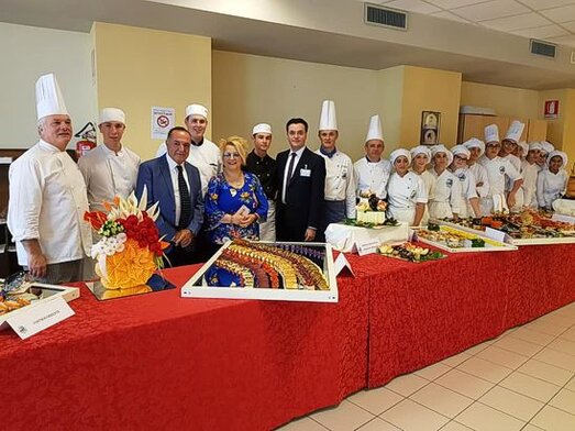 Sapori Autentici dell’Abruzzo: I cuochi di Villa Santa Maria (Te). I Cuochi di Villa Santa Maria. Villa Santa Maria custodisce un patrimonio gastronomico unico, frutto di una tradizione secolare che ha reso questa cittadina un punto di riferimento nella storia della cucina italiana. L’arte culinaria qui è una vocazione tramandata di generazione in generazione, con radici che affondano nel XVII secolo, quando il principe Ferrante Caracciolo fondò una scuola per formare i cuochi destinati alle corti nobiliari. Da allora, il legame tra i villesi e la gastronomia si è consolidato, dando vita a una prestigiosa scuola alberghiera e a una vera e propria dinastia di chef e maître d’hôtel, la cui maestria ha oltrepassato i confini regionali e nazionali. La scuola alberghiera di Villa Santa Maria rappresenta il cuore pulsante di questa tradizione, un’istituzione che ha formato generazioni di professionisti della ristorazione, mantenendo vivo il sapere e il sapore di un’arte antica. Ogni anno, la cittadina celebra la sua eccellenza culinaria con la Rassegna Internazionale dei Cuochi del Sangro, un evento che attira chef da tutta Italia per rendere omaggio a San Francesco Caracciolo, patrono dei cuochi. Durante la cerimonia, viene offerto l’olio che alimenterà la lampada votiva dedicata al santo per un intero anno, un rito che unisce spiritualità e tradizione gastronomica. A testimonianza di questo straordinario patrimonio, il Museo dei Cuochi raccoglie documenti, immagini e riconoscimenti che raccontano la storia di generazioni di chef villesi. Qui, il passato e il presente si intrecciano in un percorso che celebra le eccellenze locali e l’impegno di coloro che hanno contribuito a rendere Villa Santa Maria la “Patria dei Cuochi”. Non si tratta solo di un’esposizione, ma di un luogo vivo, dove la memoria collettiva si fa racconto e ispirazione per le nuove generazioni. Villa Santa Maria non è soltanto un borgo ricco di storia, ma un simbolo di passione e dedizione alla cucina. Qui, la gastronomia è cultura, identità e arte, un patrimonio da custodire e tramandare con orgoglio. La sua fama non si limita ai confini dell’Abruzzo, ma si estende ovunque ci siano mani sapienti pronte a trasformare ingredienti semplici in capolavori del gusto, mantenendo viva la tradizione di un luogo che ha fatto della cucina la sua più grande ricchezza.