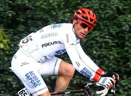 Danilo Di Luca, nato a Spoltore, in provincia di Pescara, il 2 gennaio 1976, è un ex ciclista professionista che ha saputo portare lustro all'Abruzzo attraverso le sue imprese sportive. Soprannominato "Il Killer di Spoltore" per il suo stile di corsa aggressivo e deciso, è stato uno dei protagonisti del ciclismo mondiale dal 1999 al 2013. Il suo talento lo ha portato a trionfare in alcune delle competizioni più prestigiose al mondo, come la Liegi-Bastogne-Liegi, la Freccia Vallone e l'Amstel Gold Race, oltre a ottenere l'apice della sua carriera con la vittoria del Giro d’Italia 2007. La sua passione per il ciclismo nacque fin dalla tenera età, ispirato dal fratello maggiore Aldo, anch’egli ciclista. Cresciuto in un ambiente familiare che valorizzava la determinazione e il sacrificio, Danilo iniziò a gareggiare già da bambino, dimostrando presto un talento fuori dal comune. Il successo arrivò rapidamente, con vittorie significative tra i dilettanti, come il Campionato Italiano e il Giro d’Italia Baby, che gli aprirono le porte del professionismo. Nel 1999 debuttò con la squadra Cantina Tollo-Alexia e vinse la sua prima corsa tra i professionisti proprio nella sua terra, al Giro d’Abruzzo. Durante la sua carriera, Di Luca si affermò come un ciclista completo, capace di brillare sia nelle grandi classiche che nelle corse a tappe. Tra i suoi momenti più memorabili si annovera il 2005, quando vinse l’UCI ProTour grazie a prestazioni eccellenti nell’Amstel Gold Race, nella Freccia Vallone e nel Giro dei Paesi Baschi. Il 2007 fu l’anno della consacrazione definitiva: dominò il Giro d’Italia, vincendo due tappe e indossando la maglia rosa fino al traguardo finale di Milano. Questo successo lo rese un simbolo per l’Abruzzo, oltre che un punto di riferimento per il ciclismo italiano. Nonostante i numerosi successi, la carriera di Di Luca fu segnata da episodi controversi legati al doping, che ne macchiarono l’immagine e misero in ombra i suoi straordinari traguardi sportivi. Nel 2009 risultò positivo al CERA durante il Giro d’Italia, un episodio che portò alla sua squalifica per due anni. Sebbene tornò a gareggiare dopo la squalifica, non riuscì a ritrovare la forma dei suoi anni migliori, e nel 2013 concluse definitivamente la sua carriera, lasciando dietro di sé una scia di luci e ombre. Oggi, Danilo Di Luca resta una figura divisiva, ma il suo impatto nel mondo del ciclismo e il contributo alla visibilità dell'Abruzzo nello sport sono innegabili. La sua storia è un mix di talento straordinario, ambizione e difficoltà personali, che lo rendono un personaggio complesso e affascinante. Sebbene il ciclismo abbia voltato pagina, il nome di Di Luca rimane legato ai momenti di gloria e alle sfide che ha affrontato nel corso della sua carriera.