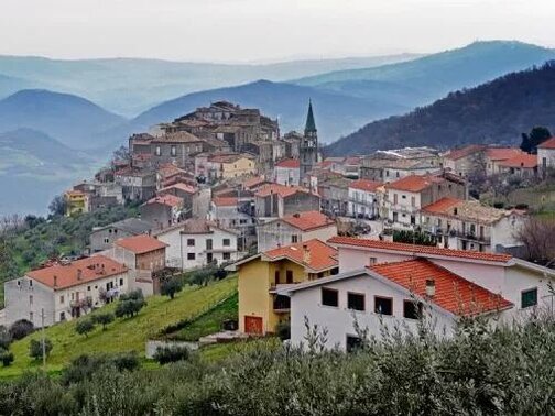 Dogliola è un piccolo borgo in provincia di Chieti che conserva intatto il fascino dei paesi abruzzesi sospesi tra natura e storia. Adagiato su una collina a circa 445 metri di altitudine, il paese domina la valle del fiume Trigno offrendo uno splendido panorama che spazia dalle montagne dell’Appennino fino al mare Adriatico. La sua posizione privilegiata lo rende un luogo ideale per chi cerca tranquillità, paesaggi suggestivi e un’atmosfera autentica. Il centro storico di Dogliola è un intreccio di vicoli silenziosi e case in pietra che raccontano una lunga storia fatta di semplicità e radicamento al territorio. La chiesa parrocchiale di San Rocco, risalente al XVIII secolo, rappresenta il cuore spirituale del borgo, mentre i resti delle antiche mura e alcune strutture rurali testimoniano le origini medievali del paese. La quiete del borgo si accompagna a un senso di accoglienza che rende il visitatore parte della comunità, anche solo per un giorno. L’ambiente naturale che circonda Dogliola è uno dei suoi punti di forza. Le colline ricoperte di uliveti e vigneti si alternano a boschi e campi coltivati, in un paesaggio armonioso che cambia volto con le stagioni. I sentieri che si snodano nei dintorni offrono opportunità per passeggiate, escursioni e momenti di relax immersi nel verde, ideali per scoprire la biodiversità locale e godere di panorami mozzafiato.  Non meno importante è il legame del paese con le tradizioni contadine e le feste popolari, che rappresentano ancora oggi un momento di condivisione e memoria collettiva. Eventi come la festa di San Rocco e le sagre estive richiamano visitatori dai paesi vicini e rappresentano un’occasione per riscoprire i sapori autentici della cucina locale, fatta di piatti semplici ma ricchi di storia. Dogliola è un luogo dove il tempo sembra scorrere più lentamente, un angolo d’Abruzzo che merita di essere conosciuto e vissuto.