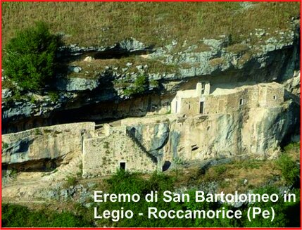 Eremo di San Bartolomeo in Legio a Roccamorice (Pe). L’Eremo di San Bartolomeo in Legio, situato nel territorio di Roccamorice, in provincia di Pescara, è uno dei luoghi di culto più suggestivi e spiritualmente significativi del Parco Nazionale della Maiella. Incastonato in una parete rocciosa a oltre seicento metri di altitudine, questo antico eremo offre uno scenario di straordinaria bellezza, dove natura, silenzio e fede convivono in perfetta armonia. La sua origine risale all’XI secolo, ma il complesso è legato soprattutto alla figura di Pietro da Morrone, il futuro Papa Celestino V, che vi soggiornò a lungo nel XIII secolo dedicandosi alla preghiera e alla vita eremitica. L’edificio conserva ancora oggi il fascino della sua essenzialità, con una piccola chiesa scavata nella roccia, ambienti monastici e una terrazza naturale che domina la valle sottostante, regalando ai visitatori un panorama spettacolare sulle montagne abruzzesi. L’Eremo di San Bartolomeo in Legio rappresenta una delle mete più importanti del turismo religioso in Abruzzo e richiama ogni anno pellegrini, escursionisti e appassionati di storia. Il percorso per raggiungerlo attraversa sentieri immersi nella vegetazione mediterranea e consente di vivere un’esperienza che unisce spiritualità, cultura e contatto diretto con la natura incontaminata della Maiella. All’interno della chiesa è custodita una statua lignea dedicata a San Bartolomeo Apostolo, venerato da secoli dalla comunità locale, mentre la tradizionale festa del santo continua a mantenere vivo il legame tra l’eremo e il territorio. Visitare questo luogo significa immergersi in un’atmosfera di pace e raccoglimento, scoprendo uno dei più preziosi esempi di architettura religiosa rupestre della provincia di Pescara e uno dei simboli più autentici della tradizione eremitica abruzzese.