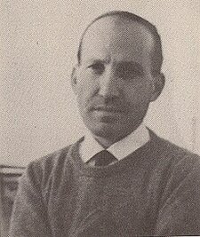 Federico Caffè, è stato uno dei più eminenti economisti italiani del XX secolo Federico Caffè, nato a Pescara il 6 gennaio 1914, è stato uno dei più importanti economisti italiani del Novecento, un pensatore che ha avuto un impatto duraturo sulla politica economica e sulle teorie sociali in Italia. La sua carriera si è sviluppata in un periodo di grandi cambiamenti storici, e Caffè si distinse per la sua adesione alla dottrina keynesiana, focalizzandosi sulle politiche macroeconomiche e sull'economia del benessere. Il suo pensiero si concentrò sempre sull'importanza di garantire occupazione e protezione sociale, in particolare per i ceti più deboli della società, che considerava il cuore pulsante di un'economia equa e giusta. Proveniente da una famiglia di umili origini, Caffè iniziò a lavorare da giovanissimo per aiutare la sua famiglia, prima come bigliettaio e successivamente come impiegato al Banco di Roma. Nonostante le difficoltà economiche, fu determinato a completare i suoi studi, laureandosi con lode in Scienze Economiche e Commerciali presso l'Università di Roma "La Sapienza". La sua carriera accademica fu precoce e brillante; a soli 25 anni, Caffè divenne assistente presso la sua università, per poi insegnare in importanti atenei italiani come l'Università di Messina e quella di Bologna. Dal 1959, divenne professore ordinario di Politica economica e finanziaria a Roma, dove continuò a insegnare fino al suo ritiro. Oltre alla sua carriera accademica, Caffè si distinse anche come intellettuale pubblico e commentatore delle attualità economiche. Scrisse per importanti quotidiani e riviste, tra cui "Il Messaggero" e "Il Manifesto", dove analizzava i temi economici più rilevanti del suo tempo. La sua capacità di comprendere la realtà economica e di presentarla in modo accessibile lo rese una figura di spicco nel dibattito pubblico. Fu anche mentore di numerosi economisti, tra cui Mario Draghi, futuro presidente della Banca Centrale Europea, e Ignazio Visco, governatore della Banca d'Italia, che continuarono a portare avanti le sue idee. Federico Caffè non si limitò alla pura didattica, ma ebbe un forte impegno nell'influenzare le politiche economiche italiane. Nel corso della sua carriera, lavorò come consulente per diverse istituzioni e organizzazioni, offrendo il suo parere su questioni fondamentali come la crescita economica, l'occupazione e la giustizia sociale. Fu anche coinvolto nella redazione di numerosi studi economici e partecipò al dibattito sulla ricostruzione dell’Italia dopo la Seconda Guerra Mondiale. La sua passione per l’economia sociale lo portò a promuovere politiche volte a tutelare i diritti dei lavoratori e a sostenere una maggiore redistribuzione delle risorse. Tuttavia, la sua vita privata e la sua carriera accademica furono segnate da una crescente sofferenza psicologica e da un senso di isolamento. La morte di amici cari, tra cui l’economista Ezio Tarantelli, ucciso dalle Brigate Rosse, e la malattia del fratello Alfonso, contribuirono a un progressivo abbattimento che lo portò alla misteriosa scomparsa nel 1987. La sua sparizione, mai chiarita del tutto, ha suscitato numerose speculazioni, alimentando l’immagine di un uomo in crisi, segnato dalla solitudine e dall’incompleta realizzazione delle sue teorie. Nonostante ciò, il suo pensiero continua a influenzare gli economisti e le politiche pubbliche, e la sua figura rimane una delle più rispettate nel panorama economico italiano.