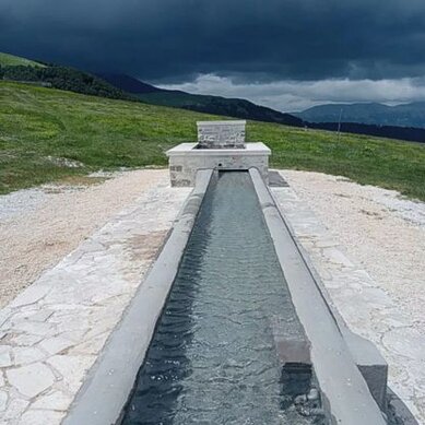 Le sorgenti dei fiumi in Abruzzo: Fonte della Salute (Fonte Tettone). Fonte della Salute (Fonte Tettone) che alimenta il fiume in Abruzzo. Siamo sulla Fonte Tettone, lo scopo di un gruppo di abitanti di Pretoro e dintorni, oltre a semplici curiosi e appassionanti della montagna e della Maiella in particolare è di risanare la sorgente di Fonte Tettone a Caramanico Terme (Ch). L'amministratore comunale ci aveva chiesto tempo fa di occuparci del degrado della fonte monumentale denominata "Fonte Tettone" (1655 mt), vicino Cima Mammarosa che restaurata nel 2013, appare poco funzionale alle esigenze di abbeveraggio non solo del bestiame al pascolo, ma anche un ricettacolo di batteri, melma, rifiuti organici e insetti, a causa dell'acqua stantia che non defluisce dalla vasca. La fonte si trova per la precisione in località La Maielletta al confine fra Pretoro e Roccamorice. I Cittadini di Caramanico Terme, avevano chiesto senza esito al Presidente del Parco Nazionale della Maiella di intervenire e risolvere il problema della fonte che si ripresenta puntualmente ogni estate, quando anche i turisti e i visitatori vanno lì per dissetarsi. Inoltre, la fonte è avvolta da lussureggianti erbacce da tagliare. Pertanto, chiedo, in qualità di Presidente ti Abruzzo Tourism: al parco nazionale della Maiella di intervenire per risolvere i problemi segnalati e risanare Fonte Tettone. Questo il video che abbiamo girato durante il sopralluogo a Fonte Tettone.