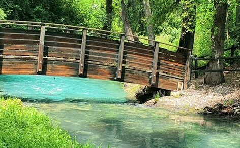 Le sorgenti dei fiumi in Abruzzo: Sorgenti del Lavino. Il Parco naturale delle sorgenti del Lavino si trova a Decontra, una frazione di Scafa (PE). All’entrata del parco si trova un Infopoint che fornisce tutte le informazioni necessarie ad una corretta fruizione e visita dell’area. In più troviamo un parco giochi ed un’area picnic attrezzata ideale per le famiglie. I caratteristici colori e le sfumature di turchese, verde e azzurro sono conferite a queste acque dai solfati disciolti nell’acqua. L’intera area acquisisce un’atmosfera surreale grazie alla vegetazione che cosparge le zone intorno alle polle sorgive ed ai ruscelletti crescendo davvero rigogliosa. E’ inoltre possibile visitare il Mulino Farnese, unica costruzione sopravvissuta e funzionante fino a pochi anni fa, dedicato alla frantumazione dei cereali. La riserva è caratterizzata da una ricca flora tra cui troviamo numerose piante a fusto come: Salice Bianco, Pioppo Nero e Bianco oltre che Biancospino, Giunco e Acero, mentre tra i fiori spiccano il Ciclamino, la Ginestra e la Pervinca. Per quanto riguarda la fauna, oltre quella terrestre comunque presente, a caratterizzare la zona sono senz’altro le specie acquatiche come Gallinella d’acqua, l’Usignolo di fiume ed il Martin pescatore. L’intera zona é di libero accesso ed è percorribile facilmente a piedi tramite la fitta rete di sentieri adatti a tutti ed è facilmente accessibile in un minuto dall’ampio parcheggio. Il Parco è aperto tutti i giorni.