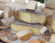 I formaggi abruzzesi L’allevamento più diffuso in Abruzzo è quello ovino e questo spiega il ruolo svolto dal pecorino (fresco o stagionato) e dalla ricotta di pecora nella gastronomia regionale. Tra le varietà locali si segnala la giuncata, fresca e profumatissima, delle montagne del Teramano. Farindola è il centro della produzione dell'omonimo pecorino. Un misto di latte bovino e ovino viene utilizzato per la produzione della caciotta, a volte insaporita con il peperoncino. Con il latte di mucca si preparano le tradizionali scamorze, che molti abruzzesi chiamano però mozzarelle, da mangiare crude o cotte sulla brace e al forno. Nella zona di Rivisondoli e Pescocostanzo si fanno ottimi caciocavalli e latticini come trecce, bocconcini e fiordilatte.