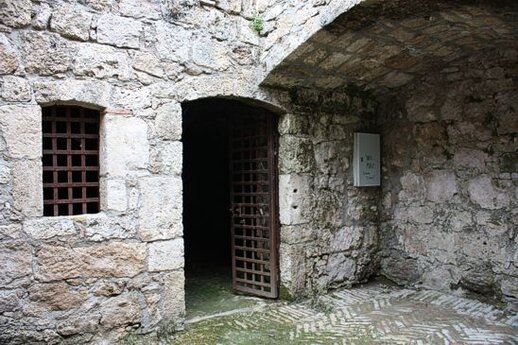 L'Importanza dell'Archeologia in Abruzzo: La Fortezza di Civitella del Tronto. L'archeologia in Abruzzo rappresenta un ponte tra passato e presente, permettendo di riscoprire e valorizzare il patrimonio storico della regione. Tra le testimonianze più significative, la Fortezza di Civitella del Tronto emerge come un simbolo dell'ingegneria militare e della resilienza storica. Costruita in una posizione strategica, ha svolto per secoli un ruolo cruciale nella difesa dei confini settentrionali del Regno di Napoli. Grazie agli studi archeologici e agli interventi di restauro, oggi è possibile comprendere meglio le tecniche costruttive, le vicende belliche e la vita quotidiana all'interno delle sue mura, rendendola una testimonianza viva della storia abruzzese. Il valore archeologico della fortezza risiede non solo nella sua imponenza architettonica, ma anche nei ritrovamenti che raccontano le diverse fasi della sua evoluzione. Gli scavi hanno portato alla luce resti di strutture difensive, reperti bellici e oggetti d’uso quotidiano che offrono preziose informazioni sul modo di vivere delle guarnigioni che la abitavano. L'analisi di questi reperti permette agli studiosi di ricostruire gli eventi che hanno segnato il destino della fortezza, dall'epoca angioina fino alla sua capitolazione nel XIX secolo. Queste scoperte rafforzano l'importanza dell'archeologia come disciplina fondamentale per preservare la memoria storica. La tutela e la valorizzazione della Fortezza di Civitella del Tronto rientrano in un più ampio progetto di conservazione del patrimonio archeologico abruzzese. Attraverso restauri mirati e ricerche approfondite, il sito è stato restituito alla collettività, diventando una delle mete turistiche e culturali più importanti della regione. La possibilità di visitare la fortezza consente non solo di ammirarne l'imponenza, ma anche di approfondire la conoscenza delle tecniche costruttive e delle strategie militari dell'epoca. L’archeologia, in questo contesto, non è solo una disciplina accademica, ma un mezzo per rendere il passato accessibile a tutti. La Fortezza di Civitella del Tronto dimostra come l’archeologia possa essere uno strumento potente per la valorizzazione del territorio. Il suo studio non si limita a un’analisi delle strutture, ma si estende alla comprensione delle dinamiche storiche, economiche e sociali che hanno caratterizzato l’Abruzzo nel corso dei secoli. Questo approccio integrato rende il patrimonio archeologico un elemento chiave per il turismo culturale e per la crescita della consapevolezza storica. Grazie all’archeologia, la fortezza continua a raccontare la sua storia, offrendo ai visitatori un’esperienza che va oltre la semplice osservazione, trasformandosi in un viaggio nel tempo alla scoperta delle radici profonde della regione.