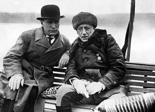 Gabriele D’Annunzio a destra, a sx Benito Mussolini. Gabriele D’Annunzio, originario di Pescara, è stato un protagonista straordinario della vita culturale e politica italiana, le cui attività hanno spaziato dalla letteratura all’arte, dalla politica all’azione militare. Poeta, drammaturgo, romanziere e uomo pubblico, ha incarnato l’immagine del “poeta-vate”, una guida spirituale e culturale per la società del suo tempo. Le sue opere letterarie e il suo stile di vita riflettevano una visione estetica e filosofica in cui la bellezza, il piacere e il superamento dei limiti umani erano centrali. Come scrittore, D’Annunzio ha lasciato un segno profondo nella letteratura italiana, divenendo uno degli esponenti più importanti del Decadentismo. Nei suoi romanzi, come Il piacere e Le vergini delle rocce, esplorò temi di edonismo, individualismo e idealismo. La sua poesia, soprattutto nella raccolta Alcyone, cattura l’essenza del paesaggio italiano e l’intima connessione tra uomo e natura, con un linguaggio musicale e raffinato che influenzò generazioni di scrittori e poeti. Anche il teatro fu un campo d’espressione importante per D’Annunzio, che portò in scena opere innovative come La figlia di Iorio, ispirata alla sua terra abruzzese. Parallelamente alla sua attività letteraria, D’Annunzio si dedicò con passione alla vita pubblica e politica. Durante la Prima Guerra Mondiale, partecipò attivamente a imprese militari audaci, tra cui il famoso volo su Vienna, dove lanciò volantini di propaganda. Questa combinazione di spirito patriottico e audacia personale lo rese un eroe nazionale e un simbolo dell’Italia che cercava di affermarsi nel panorama internazionale. Il suo impegno culminò nell’Impresa di Fiume, dove, nel 1919, guidò un gruppo di volontari occupando la città per proclamare una nuova visione di società basata su ideali nazionalisti e rivoluzionari. L’attività di D’Annunzio non si limitò alla politica e alla letteratura, ma si estese alla costruzione di un’immagine personale intrisa di arte e mito. Il Vittoriale degli Italiani, la sua residenza sul Lago di Garda, è l’emblema di questa fusione tra vita e arte. Questo complesso monumentale, progettato come un’opera totale, ospita testimonianze della sua vita, delle sue imprese e delle sue passioni, trasformandosi in un luogo di memoria e celebrazione della sua personalità. Qui si intrecciano il gusto per la spettacolarità, il culto della bellezza e la volontà di lasciare un’eredità immortale. D’Annunzio fu un personaggio di immenso carisma, la cui attività si è estesa ben oltre i confini dell’Abruzzo, pur mantenendo un forte legame con la sua terra d’origine. Attraverso la sua opera e la sua vita, ha saputo celebrare la bellezza dell’Italia e incarnare un ideale di grandezza che ancora oggi suscita ammirazione e dibattito. Le sue molteplici attività, dalla letteratura alla politica, dall’arte alla guerra, fanno di lui una figura unica nella storia italiana e un esempio indelebile del genio abruzzese.