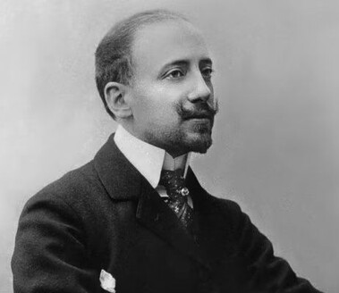 Gabriele D’Annunzio è una delle figure più significative della letteratura e della cultura italiana, nato a Pescara nel 1863. Poeta, scrittore, drammaturgo e patriota, è considerato uno dei protagonisti più influenti del panorama culturale tra il XIX e il XX secolo. Con uno stile unico e innovativo, D’Annunzio ha esplorato le molteplici sfaccettature dell’esistenza umana, dalla bellezza artistica alla passione amorosa, dalle pulsioni individuali al fervore patriottico. Tra le sue opere principali spiccano romanzi come Il Piacere, poesie come quelle contenute in Alcyone e drammi teatrali quali La Figlia di Iorio, che celebra le tradizioni e la natura del suo Abruzzo. Parallelamente alla sua carriera letteraria, D’Annunzio fu un personaggio pubblico controverso e carismatico. Il suo ruolo nella Prima Guerra Mondiale, la partecipazione all’impresa di Fiume e la creazione di un’estetica del vivere votata all’eroismo lo hanno reso una figura emblematica e al tempo stesso divisiva. Ritiratosi a vita privata al Vittoriale degli Italiani, dove creò un’eclettica dimora-museo, D’Annunzio trascorse gli ultimi anni della sua vita circondato dalle sue passioni: arte, cultura e memoria storica. Morì nel 1938, lasciando un’eredità che continua a influenzare la letteratura e l’immaginario culturale italiano. Gabriele D’Annunzio incarna l’essenza dell’Abruzzo, una terra che ha nutrito il suo genio creativo e che, con la sua natura e le sue tradizioni, si riflette in molte delle sue opere più celebri.