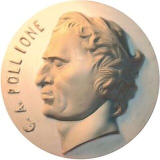 Gaio Sallustio Crispo, nato ad Amiternum il 1º ottobre 86 a.C. Gaio Sallustio Crispo, noto semplicemente come Sallustio, nacque ad Amiternum, nell'attuale Abruzzo, il 1º ottobre 86 a.C. da una famiglia plebea ma benestante. La sua carriera politica iniziò presto a Roma, dove si avvicinò alla vita pubblica grazie a influenti contatti e a un talento naturale per gli affari politici. Nonostante il suo status di "homo novus" (cioè, un uomo proveniente da una famiglia che non aveva mai ricoperto cariche pubbliche), Sallustio riuscì a emergere nel contesto politico romano. Inizialmente ricoprì incarichi di rilievo come questore e tribuno della plebe, ma la sua carriera fu segnata anche da scandali morali, che lo portarono ad essere espulso dal Senato per indegnità morale. Durante la guerra civile che vide contrapposti Cesare e Pompeo, Sallustio si schierò decisamente con Cesare, un atto che gli fruttò una serie di incarichi prestigiosi. Dopo la vittoria di Cesare su Pompeo, Sallustio fu nominato governatore della provincia dell'Africa Nova, dove si distinse nelle operazioni militari. Tuttavia, la sua esperienza come governatore fu caratterizzata da un forte malgoverno e da accuse di corruzione, tra cui il sequestro di ricchezze dal regno di Giuba I, l’ultimo re della Numidia. Questi abusi, uniti alla sua fama di uomo senza scrupoli, non fecero che aumentare le critiche nei suoi confronti. Tuttavia, la carriera politica di Sallustio subì una battuta d’arresto dopo l'assassinio di Cesare, quando la sua lealtà al defunto dittatore non fu sufficiente a proteggerlo. Nonostante la sua fama, Sallustio venne espulso dal Senato a causa di un'accusa di indegnità morale. Il ritiro dalla scena politica fu definitivo, ma Sallustio, invece di soccombere alle difficoltà, si dedicò completamente alla scrittura storica. La sua produzione letteraria, soprattutto nelle sue due opere più celebri, De Catilinae Coniuratione e Bellum Iugurthinum, lo consacrò come uno degli storici più importanti della Roma repubblicana, capace di analizzare gli eventi con uno sguardo critico e di evidenziare le cause profonde della corruzione della Repubblica. Le opere di Sallustio, pur con un linguaggio asciutto e talvolta pungente, sono un fondamentale strumento di riflessione sulla politica e sulla moralità. Nei suoi scritti, si concentra sull'evoluzione della corruzione sociale e politica di Roma, che attribuisce principalmente all'avidità e alla decadenza dei costumi. La sua visione della storia, più che un semplice racconto di eventi, diventa un'analisi dei vizi umani e delle dinamiche di potere, facendo di lui un pioniere della storiografia politica in età romana. Le sue opere, oltre a fornire un resoconto degli eventi, invitano il lettore a una riflessione sulla natura umana e sulla virtù necessaria per la gestione della cosa pubblica. Dopo il ritiro dalla politica, Sallustio non si allontanò mai completamente dalla scena pubblica, anche se la sua vita privata, segnata da matrimoni strategici e ricchezze acquisite tramite la politica, rifletteva i conflitti interiori di un uomo diviso tra l’impegno pubblico e i suoi interessi personali. La sua ricchezza, accumulata durante il governo in Africa, gli permise di costruire una sontuosa villa a Roma, i Giardini Sallustiani, che divennero un simbolo del suo successo materiale. La sua morte, avvenuta nel 34 a.C., lo consacrò come una delle figure più complesse della storia di Roma, il cui pensiero e le cui opere continuano a essere studiati e ammirati per la loro lucidità e la loro capacità di esaminare la storia con uno sguardo critico e profondo.