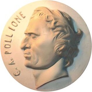 Gaio Asinio Pollione, è stato una delle figure più illustri della Roma antica Gaio Asinio Pollione, nato nel 76 a.C. a Teate (l'odierna Chieti), è stato un uomo di spicco della Roma antica, noto per il suo ruolo di politico, oratore, storico e poeta. Figlio di una famiglia di rango equestre, Pollione intraprese una carriera che lo vide impegnato in prima linea durante alcuni dei momenti cruciali della storia romana. Sostenitore di Giulio Cesare, partecipò alla campagna gallica e fu presente nell’epocale attraversamento del Rubicone, un atto che segnò l’inizio della guerra civile. Dopo aver ricoperto cariche importanti, tra cui quella di console nel 40 a.C., Pollione decise di ritirarsi dalla vita politica attiva, dedicandosi alla scrittura e alla riflessione. Pollione fu anche uno dei più noti oratori della sua epoca, tanto che Velleio Patercolo lo descrisse come uno degli oratori più rilevanti, caratterizzandolo come un "homine novo". Il suo stile era distintivo, solenne e profondo, apprezzato per la sua capacità di trattare tematiche di grande rilevanza politica e sociale con una retorica raffinata. Si distinse per la sua visione della politica come strumento di pacificazione e di equilibrio, lontana dalle violenze che caratterizzavano il suo tempo. La sua concezione della politica lo rese una figura rispettata e apprezzata non solo dai suoi contemporanei, ma anche dalla posterità. Oltre alla sua carriera politica e oratoria, Pollione si dedicò alla scrittura di opere storiche e poetiche. La sua Historiae in 17 libri, purtroppo sopravvissuta solo in frammenti, trattava di eventi contemporanei e rifletteva il suo acume nel cogliere le dinamiche politiche del suo tempo. Le sue tragedie erano scritte in un linguaggio altamente elevato, un omaggio alla tradizione dei tragici greci come Sofocle. Pollione mostrava anche una forte passione per la natura e il paesaggio, che emergeva nelle sue Ecloghe e in altre composizioni poetiche, dove celebrava la bellezza e la serenità della vita lontano dalle turbolenze politiche. Il concetto di "urbanitas", che per Pollione significava il buon vivere civile, permeava la sua produzione letteraria. La sua poesia era un mezzo per educare l’animo umano, promuovendo l’armonia e l’equilibrio tra gli individui e la società. Questa visione della vita lo rendeva particolarmente amato da autori come Virgilio e Orazio. Virgilio, infatti, dedicò a Pollione la IV ecloga, mentre Orazio lo lodò per la sua poesia tragica, invitandolo a concentrarsi più sulla riflessione poetica che sugli eventi storici cruenti. La sua influenza culturale fu notevole, e le sue opere continuarono a essere apprezzate nei secoli successivi. Le lettere di Gaio Asinio Pollione sono un altro degli aspetti significativi della sua produzione intellettuale. Caratterizzate da uno stile semplice, chiaro ed essenziale, le sue missive riflettevano un pensiero politico improntato alla pace e alla giustizia. Pollione era fermamente contrario alla guerra, vedendola come una forza distruttiva per lo Stato e per l’individuo. Le sue riflessioni sulla politica e sulla vita civile mostrano un uomo impegnato a promuovere valori di moderazione e di rispetto delle tradizioni. La sua eredità, attraverso le sue opere e il suo pensiero, ha influenzato in modo duraturo la cultura romana e la sua visione della politica e della società.