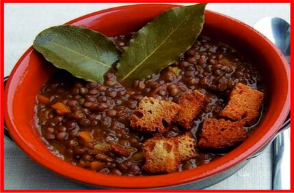 Le lenticchie di Santo Stefano di Sessanio, gioiello della gastronomia abruzzese Le lenticchie di Santo Stefano di Sessanio sono un’eccellenza della gastronomia abruzzese, rinomate per il loro sapore intenso e la qualità superiore dovuta alla coltivazione ad alta quota sull’altopiano di Campo Imperatore. Piccole, compatte e dal colore bruno, queste lenticchie crescono in terreni incontaminati e vengono raccolte con metodi tradizionali che ne preservano aroma e proprietà nutritive. Utilizzate in zuppe calde, minestre rustiche o come contorno in piatti tipici, raccontano la storia di una cucina povera ma ricca di gusto, profondamente legata alla stagionalità e alla terra. Le lenticchie di Santo Stefano di Sessanio non sono solo un alimento, ma un simbolo di identità locale, un legame tra cultura, tradizione e passione gastronomica dell’Abruzzo più autentico.