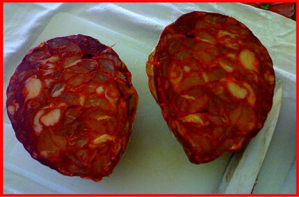 La ventricina vastese, sapore autentico dell’Abruzzo La ventricina vastese è uno dei salumi più caratteristici e apprezzati della gastronomia abruzzese, simbolo della tradizione contadina della provincia di Chieti. Preparata con carne di maiale selezionata e aromatizzata con pepe, peperoncino e altre spezie locali, viene insaccata in budelli naturali e stagionata lentamente per sviluppare profumi intensi e un gusto ricco e avvolgente. Ogni fetta racconta la storia dei borghi e delle campagne abruzzesi, dove la lavorazione artigianale e la pazienza nella stagionatura sono ancora elementi fondamentali. La ventricina vastese si gusta da sola, con pane casereccio, o come ingrediente di piatti tradizionali, rappresentando un legame diretto tra territorio, cultura gastronomica e passione per i sapori autentici dell’Abruzzo.