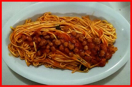 I maccheroni alla chitarra con pallottine alla pescarese, tradizione e gusto abruzzese I maccheroni alla chitarra con pallottine alla pescarese sono uno dei piatti più rappresentativi della gastronomia abruzzese, simbolo della cucina casalinga della provincia di Pescara. La pasta, tirata a mano con lo speciale strumento chiamato “chitarra”, acquista una consistenza perfetta per trattenere il sugo, mentre le pallottine, piccole polpette di carne aromatizzate con erbe locali e cotte in un delicato sugo di pomodoro, esaltano il sapore genuino degli ingredienti del territorio. Questo piatto, ricco e sostanzioso, nasce dalla tradizione contadina ma è diventato un classico delle tavole abruzzesi, capace di unire semplicità e raffinatezza, raccontando attraverso ogni forchettata la storia, la passione e l’autenticità della cucina di casa.
