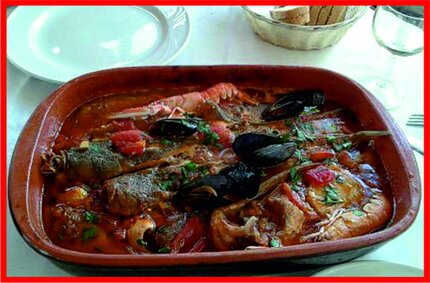 Il brodetto alla giuliese, sapore di mare e tradizione abruzzese Il brodetto alla giuliese è uno dei piatti di mare più celebri della gastronomia abruzzese, capace di coniugare semplicità, gusto e tradizione lungo la costa adriatica. Preparato con pesce fresco locale, crostacei e molluschi, viene cucinato lentamente in un ricco sugo di pomodoro aromatizzato con aglio, prezzemolo e un filo d’olio extravergine d’oliva, che ne esalta i sapori naturali. Questo piatto nasce come alimento popolare dei pescatori, pensato per valorizzare le varietà di pesce reperibili quotidianamente, ma oggi è diventato un vero e proprio simbolo culinario del territorio. Gustare il brodetto alla giuliese significa immergersi nei profumi del mare abruzzese, scoprendo l’equilibrio perfetto tra tradizione, ingredienti freschi e autenticità gastronomica.