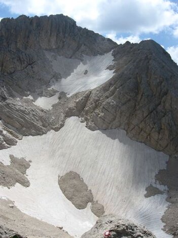 Il Gran Sasso, i suoi storici rifugi e il ghiacciaio del Calderone. Il Gran Sasso, la montagna più alta dell’Appennino, è da sempre una meta imprescindibile per gli appassionati di alpinismo ed escursionismo. La sua imponente morfologia, con vette che sfiorano i 3000 metri, è un richiamo irresistibile per chi cerca sfide verticali e paesaggi mozzafiato. Storico crocevia per gli amanti della montagna, il Gran Sasso vanta una tradizione alpinistica che affonda le radici nel lontano 1573, anno in cui il capitano Antonio De Marchi documentò la prima ascensione. Questo massiccio, che ha visto generazioni di alpinisti e escursionisti affrontare le sue cime, è anche il custode di rifugi storici che, ancor oggi, accolgono chi desidera vivere l'esperienza unica della montagna. I rifugi “Garibaldi” e “Duca degli Abruzzi” sono tra i più noti, rispettivamente inaugurato nel 1886 e nel 1908, e continuano a essere punto di riferimento per chi percorre i sentieri del Gran Sasso. Questi luoghi, sapientemente restaurati, raccontano storie di esplorazioni e di sfide, offrendo ospitalità e ristoro a chi affronta l’ascesa al Corno Grande, la vetta più alta del massiccio. Il rifugio “Garibaldi”, con la sua posizione panoramica, e il rifugio “Duca degli Abruzzi”, situato al passo del Bracco, sono angoli di tranquillità dove poter riprendersi dalle fatiche del cammino, ma anche luoghi ricchi di emozioni, tra natura selvaggia e storia. Il Gran Sasso non è solo una montagna di roccia, ma anche il custode di un raro tesoro naturale: il ghiacciaio del Calderone. Situato alle pendici del Corno Grande, questo ghiacciaio è il più meridionale d’Europa e un incredibile esempio di biodiversità. La sua presenza, che testimonia il passato glaciale della zona, aggiunge un fascino ulteriore a questa montagna, che unisce l'aspetto alpino delle sue cime più alte con l'affascinante storia geologica. Il Calderone, che in inverno si riveste di un manto di neve, offre agli escursionisti un’esperienza unica, in cui si può ammirare un paesaggio che cambia con le stagioni, dal ghiaccio eterno alle vette rocciose. In questo contesto, il Gran Sasso si presenta come una montagna dalle mille sfaccettature: un luogo che mescola storia, avventura e bellezza naturale. I suoi rifugi storici sono luoghi di incontro e riposo, ma anche di sfide e sogni per chi decide di scalare le sue cime. Il ghiacciaio del Calderone, simbolo del legame tra il passato glaciale e il presente naturale della montagna, ne incarna l’anima selvaggia e misteriosa. Un viaggio sul Gran Sasso, tra le sue vette e i suoi rifugi, è un’esperienza che rimane impressa, un’avventura che lascia un segno indelebile nel cuore di chi la vive.