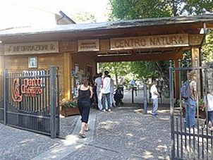 La flora extra mediterranea del Giardino Botanico e Arboreto Appenninico di Pescasseroli rappresenta un’importante testimonianza della varietà botanica che caratterizza le zone montane e temperate del Parco Nazionale d’Abruzzo, Lazio e Molise. Questo spazio ospita numerose specie vegetali provenienti da ambienti al di fuori dell’area mediterranea, creando un ecosistema unico che arricchisce la biodiversità locale. Grazie alle condizioni climatiche dell’Appennino, molte di queste piante riescono ad adattarsi e a svilupparsi, offrendo un’interessante occasione di studio e osservazione. Tra le specie coltivate si trovano alberi e arbusti originari delle regioni temperate dell’Europa centrale e settentrionale, nonché esemplari provenienti dalle foreste montane dell’Asia e del Nord America. Queste piante si distinguono per le loro caratteristiche adattative, come la resistenza alle basse temperature e la capacità di crescere in suoli poveri o rocciosi. La loro presenza nel giardino consente di confrontare le peculiarità della flora appenninica con quelle di altre zone climatiche, mettendo in evidenza analogie ed elementi distintivi. L’introduzione di queste specie non solo arricchisce la collezione botanica del giardino, ma contribuisce anche alla conservazione di piante rare o minacciate nei loro ambienti d’origine. Alcuni alberi, come le conifere nordamericane e le latifoglie asiatiche, trovano in questo contesto un habitat favorevole alla crescita, offrendo rifugio e risorse alimentari per la fauna locale. La loro interazione con l’ambiente circostante crea un equilibrio ecologico che favorisce la biodiversità e l’adattamento di nuove specie. Passeggiando tra le diverse sezioni del giardino, i visitatori possono osservare le variazioni stagionali delle piante, apprezzando la spettacolarità delle fioriture primaverili, il rigoglio estivo delle chiome e i colori autunnali delle foglie caducifoglie. Ogni stagione offre un’esperienza visiva e sensoriale differente, rendendo il giardino un luogo di scoperta continua. L’inserimento di specie extra mediterranee permette inoltre di sensibilizzare il pubblico sull’importanza della conservazione delle piante e sugli effetti dei cambiamenti climatici sugli ecosistemi. Questo spazio non è solo un’area espositiva, ma anche un laboratorio a cielo aperto, dove botanici e appassionati possono approfondire le conoscenze sulla vegetazione di ambienti non mediterranei e sulle loro capacità di adattamento. Grazie alla sua ricca varietà di specie, il giardino rappresenta un ponte tra ecosistemi diversi, offrendo un’opportunità unica per comprendere le dinamiche della natura e il valore della biodiversità nel contesto appenninico.