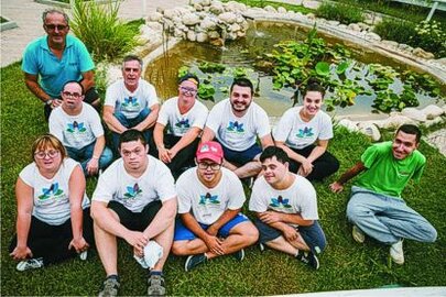 Orti Botanici in Abruzzo: Giardino Sensoriale "Ing. Armando Portesi" (Pescara - Pe). Il Giardino Sensoriale "Ing. Armando Portesi" a Pescara è un vero e proprio angolo di natura, dove le piante, le erbe aromatiche e gli elementi naturali si fondono in un’esperienza che stimola tutti i sensi. Situato nel cuore della città, il giardino è stato realizzato dalla cooperativa sociale Aurora Valori & Sapori con l’intento di creare un ambiente educativo e terapeutico. La flora che caratterizza il giardino comprende anche numerose specie non mediterranee, che contribuiscono a rendere quest’area un esempio di diversità botanica e sensibilizzazione sensoriale. In particolare, le piante provenienti da altre regioni e climi si mescolano con le varietà locali, offrendo ai visitatori l’opportunità di esplorare un ricco panorama vegetale. Nel giardino si trovano piante aromatiche che sono un vero e proprio viaggio olfattivo e gustativo, tra cui lavanda, timo, menta e rosmarino, ma anche varietà provenienti da climi più freschi e temperati, come il basilico tailandese e l'erba cipollina giapponese. Queste piante, pur non essendo autoctone, si sono adattate magnificamente alle condizioni locali, creando un mix interessante che stimola il senso dell'olfatto e della vista. La loro disposizione all’interno del giardino consente ai visitatori di esplorare le caratteristiche di ciascuna pianta, toccandola, annusandola e assaporandola, in un percorso sensoriale che rende la visita unica. Il giardino ospita anche una varietà di piante erbacee non mediterranee che arricchiscono il paesaggio con colori e forme diverse. Alcune di queste piante provengono da zone temperate e subtropicali, come il luppolo giapponese, che con la sua fioritura estiva attira numerosi visitatori per la sua bellezza e il suo aroma caratteristico. La vegetazione esotica e non mediterranea è stata scelta anche per il suo valore terapeutico, in quanto molte di queste piante sono usate in fitoterapia o nella preparazione di rimedi naturali, creando così un legame tra la natura e il benessere fisico e psicologico. Un altro elemento distintivo della flora extra mediterranea del giardino è l’utilizzo di piante provenienti da climi temperati, come la camomilla tedesca e la malva. Queste piante, sebbene non appartenenti alla tradizione mediterranea, sono state selezionate per le loro proprietà calmanti e lenitive, che contribuiscono a creare un ambiente favorevole alla meditazione e al relax. La presenza di queste piante rende il giardino un luogo ideale per attività di ortoterapia, dove persone con bisogni speciali possono entrare in contatto diretto con la natura per migliorare la loro salute e il loro benessere. Infine, la scelta di includere piante non mediterranee nel Giardino Sensoriale "Ing. Armando Portesi" rappresenta un passo verso l’inclusività e la sensibilizzazione alla biodiversità globale. La varietà di flora extra mediterranea presente nel giardino invita i visitatori a scoprire nuove specie, a comprendere meglio il valore della conservazione e a imparare a rispettare anche le piante che provengono da altri ambienti climatici. Questa combinazione di piante mediterranee ed esotiche arricchisce il giardino, trasformandolo in un luogo di apprendimento e scoperta, dove la natura diventa un veicolo di crescita personale e collettiva.