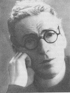 Giovanni De Caesaris – Foto tratta da (a cura di Enrico Di Carlo) Gente d’Abruzzo. Dizionario biografico, vol. 4, Andromeda Editrice, Castelli, 2006. Giovanni De Caesaris fu una figura di spicco dell’Abruzzo, noto per il suo impegno come educatore, storico, letterato e critico d’arte. Nato a Penne nel 1872, dedicò la sua vita alla diffusione della cultura e alla valorizzazione del patrimonio artistico e storico, lasciando un segno profondo nella storia della regione e oltre. La sua formazione iniziale lo vide muovere i primi passi tra i seminari di Penne e Atri, fino al conseguimento della laurea in Lettere presso l’Università di Napoli, dove intrecciò rapporti con intellettuali di spicco come Francesco Torraca e Benedetto Croce. Nonostante le opportunità offerte da questi incontri, De Caesaris scelse di restare legato alla sua terra, contribuendo alla crescita culturale della sua comunità. La carriera di De Caesaris si sviluppò principalmente nel campo dell’educazione. Cominciò ad insegnare nei seminari abruzzesi di Penne e Teramo, per poi ampliare il suo raggio d’azione in altre città come Lanciano e Pescara. La sua passione per le lettere lo spinse a promuovere un insegnamento innovativo, che coniugava il rigore accademico con la sensibilità artistica. Fu un insegnante stimato, apprezzato per la sua capacità di trasmettere non solo conoscenze, ma anche valori. Rifiutò incarichi prestigiosi, tra cui quello di direttore della Biblioteca Nazionale di Napoli, preferendo rimanere in Abruzzo per coltivare il suo progetto educativo e il rapporto con la sua famiglia. Parallelamente alla sua attività di educatore, De Caesaris si distinse come storico e critico d’arte. Partecipò a numerosi congressi e pubblicò studi che spaziavano dalle vicende storiche regionali al Risorgimento italiano. La sua produzione include saggi, articoli e monografie che contribuirono a delineare un’immagine vivida del passato abruzzese. Grazie al suo impegno, fu eletto Deputato della Real Deputazione di Storia Patria per gli Abruzzi e ricoprì incarichi di prestigio a livello nazionale, come socio del Reale Istituto per la Storia del Risorgimento Italiano e presidente della sezione di Pescara. Il suo lavoro, sempre condotto con rigore e passione, era volto a valorizzare la memoria storica come elemento fondamentale per il progresso della società. L’arte occupò un posto centrale nella vita di Giovanni De Caesaris. Scrisse articoli e opere fondamentali sul valore educativo e culturale dell’arte, come Divagazioni artistiche e La questione operaia e i benefizi della cultura. Le sue riflessioni si concentrarono sul ruolo dell’arte come mezzo per elevare lo spirito umano e migliorare la condizione sociale. Fu nominato membro della Commissione conservatrice dei monumenti e degli scavi della provincia di Pescara, operando con grande dedizione per la tutela del patrimonio culturale abruzzese. La sua visione dell’arte come ponte tra passato e futuro influenzò profondamente il suo approccio educativo e intellettuale. Giovanni De Caesaris scelse di restare fedele alla sua terra, nonostante le numerose occasioni di lasciare l’Abruzzo per incarichi di prestigio. Anche l’invito di Padre Agostino Gemelli a insegnare presso l’Università Cattolica di Milano non bastò a convincerlo a trasferirsi. Il suo attaccamento all’Abruzzo si tradusse in un’opera costante di promozione culturale e in una dedizione totale alla comunità. La sua figura eclettica e la sua eredità culturale rappresentano un patrimonio prezioso per l’intera regione, che continua a ricordarlo come uno dei suoi più illustri figli.