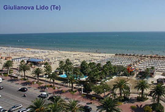 Abruzzo, 133 chilometri di costa per tutti i gusti. Lungo i suoi 133 chilometri di litorale, l’Abruzzo offre un paesaggio costiero straordinariamente vario, capace di soddisfare ogni tipo di esigenza turistica. Si alternano soffici arenili incorniciati da pinete a scogliere alte e frastagliate, piccole calette solitarie a spiagge vivaci e frequentate. La costa settentrionale, fino alla foce del fiume Foro, è caratterizzata da un ampio nastro dorato di sabbia finissima, con arenili larghi fino a duecento metri, dove in alcuni tratti si conservano dune e macchia mediterranea. Qui si trovano anche le pinete storiche di Pescara e Pineto, mentre la Torre di Cerrano, circondata da pini domestici e d’Aleppo, domina il panorama come antico baluardo contro i pirati e oggi sede del Centro di Biologia Marina. Scendendo verso sud, il paesaggio si fa più movimentato, con scogliere e piccole insenature, ideali per le immersioni. I golfi di Venere e di Vasto offrono di nuovo ampie spiagge sabbiose, incorniciate da colline coltivate e sorvegliate dagli affascinanti trabocchi, simbolo della tradizione marinara abruzzese.