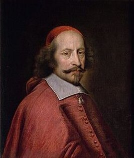 Giulio Raimondo Mazzarino, è una delle figure più emblematiche della storia politica e diplomatica del XVII secolo. Giulio Raimondo Mazzarino, nato a Pescina il 14 luglio 1602, è stato una delle personalità politiche e diplomatiche più influenti del XVII secolo, noto per aver ricoperto il ruolo di Primo Ministro in Francia durante i regni di Luigi XIII e Luigi XIV. Dopo aver completato i suoi studi con i Gesuiti, si stabilì definitivamente in Francia, dove divenne il protetto di Richelieu, il cardinale che ne influenzò profondamente la carriera. Mazzarino divenne noto per la sua straordinaria intelligenza e diplomazia, qualità che lo portarono a ricoprire incarichi di grande rilievo, fino a succedere a Richelieu nel 1642, al suo decesso. Dopo la morte di Luigi XIII nel 1643, Mazzarino assunse de facto la reggenza per conto di Luigi XIV, il giovane re. In questo periodo, non solo dovette gestire le questioni politiche interne, ma anche navigare attraverso le sfide internazionali, segnando la sua carriera con importanti successi diplomatici. Il Trattato di Vestfalia del 1648 e la Pace dei Pirenei del 1659 sono tra i risultati più significativi della sua carriera, trattati che consolidarono la potenza della Francia in Europa, ponendo fine alla Guerra dei Trent’anni e dando alla nazione un'influenza decisiva sugli equilibri europei. Nonostante la sua astuzia politica, Mazzarino divenne un personaggio controverso. La sua origine italiana, il suo status di "forestiero" in Francia e la sua modalità di governo, spesso vista come manipolativa e opportunista, suscitarono molte critiche. Le "mazarinades", volantini satirici che lo attaccavano duramente, e le numerose accuse di dispotismo ne costruirono una reputazione negativa tra il popolo francese e la nobiltà. Tuttavia, la sua abilità nel mediare, nelle alleanze e nelle trattative internazionali gli consentì di superare queste difficoltà, raggiungendo un potere straordinario. Nel suo ruolo di reggente, Mazzarino non solo consolidò il potere politico della Francia, ma svolse anche un'importante funzione di guida per Luigi XIV, preparandolo a diventare il re assoluto, il "Re Sole". Il suo approccio pragmatico e il suo talento nel guidare le dinamiche politiche furono determinanti per plasmare il futuro della monarchia francese. Mazzarino riuscì a tutelare gli interessi della Francia anche attraverso scelte difficili e, a volte, impopolari, come quando impedì alla sua nipote Maria Mancini di sposare Luigi XIV, una decisione che mostrava la sua volontà di mettere sempre gli interessi dello Stato al primo posto. La sua memoria storica è stata a lungo offuscata da una serie di pregiudizi e critiche, che hanno oscurato il suo reale contributo alla storia europea. Solo recentemente, grazie agli studi di storici come Madeleine Laurain-Portemer, la sua figura è stata riabilitata, riconoscendo il suo ruolo fondamentale nella politica e nella diplomazia europea. La Casa Museo Mazzarino a Pescina, la sua città natale, oggi conserva la memoria di quest'uomo che, partendo da umili origini, riuscì a imporsi come uno dei più importanti uomini di potere del suo tempo, lasciando un segno indelebile nella storia della Francia e dell'Europa.