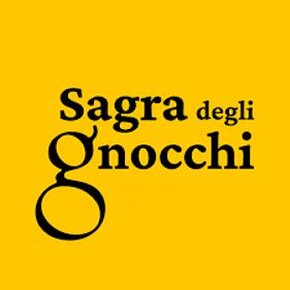 Sagra degli Gnocchi a Sant'Egidio alla Vibrata (Te) La Sagra degli Gnocchi di Sant'Egidio alla Vibrata è una delle tradizioni culinarie più sentite della provincia di Teramo e si svolge ogni anno ad agosto, attirando numerosi visitatori da ogni parte della regione e oltre. Questo evento celebra un piatto simbolo della cucina abruzzese: gli gnocchi di patate, preparati con maestria dalle massaie del paese. Ogni anno, le cucine all’aperto si animano di persone che, con passione e dedizione, preparano a mano questi prelibati gnocchi, conditi con salse tipiche che vanno da quella ai funghi porcini, alla versione con il pesce, al ragù, fino a quella rustica alla contadina o alla pecorara, un omaggio alla tradizione pastorale della zona. L’atmosfera della sagra è festosa e accogliente, tipica delle manifestazioni popolari abruzzesi, dove la gastronomia incontra il folklore. Il paese si trasforma in un grande centro di aggregazione, con le piazze e le vie che ospitano centinaia di visitatori pronti a gustare le specialità locali e a partecipare agli intrattenimenti musicali e alle danze. Il programma della sagra non è solo gastronomico, ma si arricchisce di momenti di intrattenimento con performance musicali dal vivo, che spaziano dalla musica popolare tradizionale a quella più moderna. La gente del posto, insieme ai turisti, si ritrova per ballare, cantare e vivere insieme il calore della festa. L'evento è anche un’importante occasione per riscoprire la tradizione culinaria di Sant’Egidio alla Vibrata e dell’intera provincia di Teramo, che vanta una cucina semplice ma ricca di sapori autentici. Oltre agli gnocchi, vengono proposti piatti tipici della gastronomia locale, come arrosticini, formaggi e salumi, che completano l’offerta gastronomica della sagra. Il tutto viene accompagnato dal buon vino locale, che rende ogni piatto ancora più gustoso e arricchisce l’esperienza culinaria con i sapori della terra abruzzese. Le tradizioni locali sono una parte fondamentale di questa festa, che rappresenta un punto di incontro tra la gastronomia e la cultura popolare del luogo. Durante la sagra, si possono ammirare anche esibizioni di gruppi folkloristici, che portano in scena danze tradizionali abruzzesi e canti popolari. Questi momenti di spettacolo permettono ai partecipanti di immergersi nella storia e nelle tradizioni più genuine della comunità, facendo rivivere attraverso la musica e il ballo la cultura contadina e pastorizia che ha caratterizzato da sempre la provincia di Teramo. La Sagra degli Gnocchi a Sant’Egidio alla Vibrata è quindi una festa che va oltre la semplice degustazione di piatti tipici. È un’occasione per ritrovarsi, condividere momenti di allegria e celebrare insieme la tradizione culinaria e culturale della regione. Ogni anno, questo evento richiama migliaia di persone, facendo scoprire non solo la bontà della cucina abruzzese, ma anche la calda ospitalità e il forte senso di comunità che caratterizzano il piccolo borgo. In questo modo, la sagra continua a essere un appuntamento imperdibile per chi desidera vivere un’autentica esperienza di festa popolare in Abruzzo.