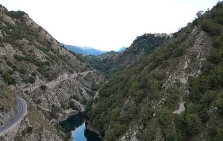 Fare trekking nelle Gole del Sagittario significa immergersi in un paesaggio di straordinaria bellezza, dove natura selvaggia e silenziosa si fonde con la storia e le tradizioni dell’Abruzzo. Situate nei pressi di Anversa degli Abruzzi, all'interno della Riserva Naturale Regionale Gole del Sagittario, queste gole offrono una delle esperienze escursionistiche più suggestive dell’Appennino centrale. I sentieri si snodano lungo il corso del fiume Sagittario, incastonati tra ripide pareti rocciose e boschi rigogliosi. Durante il trekking, i visitatori possono ammirare una flora e fauna uniche, che includono aquile reali, lupi appenninici e rari fiori selvatici. Uno dei percorsi più famosi è quello che conduce alle sorgenti di Cavuto, dove l'acqua cristallina forma piccoli specchi d'acqua immersi in un ambiente fiabesco. Oltre alla natura, le Gole del Sagittario raccontano una storia millenaria. Tra i punti di interesse, spiccano l’eremo di San Domenico, incastonato tra le rocce, e il piccolo lago di Scanno, accessibile attraverso uno dei percorsi panoramici più affascinanti della zona. I borghi circostanti, come Anversa degli Abruzzi, offrono scorci di architettura medievale e la possibilità di immergersi nelle tradizioni locali. L’escursione si conclude spesso con una sosta per gustare i prodotti tipici della zona, tra cui pecorino, tartufi e vini locali. Fare trekking nelle Gole del Sagittario non è solo un’esperienza naturalistica, ma un viaggio che unisce bellezza, cultura e gastronomia, regalando emozioni indimenticabili in uno dei luoghi più autentici d’Abruzzo.