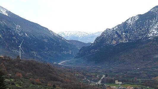 Le Gole di Popoli, conosciute anche come le Gole di Tremonti, sono una delle meraviglie naturali più suggestive della regione Abruzzo. Situate nel cuore della provincia di Pescara, esse collegano la bassa Valle del Tirino con la Val Pescara, creando un paesaggio mozzafiato di forre profonde e pareti rocciose che si alzano ripide sopra il corso d’acqua. Queste gole sono state, nel corso della storia, un importante snodo geografico e commerciale, tanto che la loro posizione centrale ha dato loro il soprannome di "chiave dei tre Abruzzi", poiché permettevano di raggiungere facilmente le province di Chieti, L’Aquila e Pescara, fungendo da punto di congiunzione tra il versante adriatico e quello tirrenico. Dal punto di vista geologico, le Gole di Popoli sono un esempio straordinario di erosione fluviale. I fiumi Tirino e Pescara hanno scolpito nel corso dei millenni questo paesaggio, creando un ambiente naturale che oggi è di grande valore ecologico. La presenza di pareti rocciose, gallerie naturali e vegetazione lussureggiante contribuisce a fare delle gole un luogo di straordinaria bellezza, dove il silenzio della natura è interrotto solo dal rumore delle acque che scorrono velocemente tra le rocce. L'area che le circonda è una delle più importanti per la biodiversità della regione, ospitando una varietà di flora e fauna, tra cui numerose specie protette. Le gole sono facilmente raggiungibili grazie alla presenza della Strada Statale 5, che si snoda attraverso il loro cuore, e dell'autostrada A25, che attraversa la zona e rende l'accesso comodo per chi desidera visitarle. Nella gola si trova anche lo svincolo autostradale di Bussi-Popoli, che rappresenta un importante punto di collegamento per il traffico veicolare. Nonostante la presenza di infrastrutture moderne, l’ambiente che circonda le gole conserva un carattere selvaggio, grazie alla protezione naturale che ha reso questo territorio un angolo intatto di bellezza paesaggistica. Le Gole di Popoli sono anche un luogo di grande rilevanza storica, non solo per il loro valore geologico e naturale, ma anche per il ruolo che hanno avuto nel passato come crocevia di transito tra diverse aree dell’Abruzzo. I borghi circostanti, come Popoli e quelli più piccoli che si trovano lungo il percorso, sono testimoni di una tradizione culturale e agricola che risale a secoli fa. Le stradine strette, le case in pietra e le piazze accoglienti di questi borghi raccontano storie di una vita montanara e di un legame profondo con il territorio circostante. Infine, le Gole di Popoli sono un luogo ideale per chi cerca un'esperienza all'aria aperta. Gli escursionisti possono percorrere sentieri che si snodano lungo il fiume, esplorando paesaggi selvaggi e incontaminati. L’area è perfetta anche per chi ama il birdwatching, grazie alla varietà di uccelli che popolano il territorio, e per chi vuole immergersi nella natura più autentica dell’Abruzzo. Le gole non sono solo un luogo di passaggio, ma una vera e propria oasi di pace e bellezza, dove ogni angolo racconta una storia e ogni vista regala un’emozione unica.
