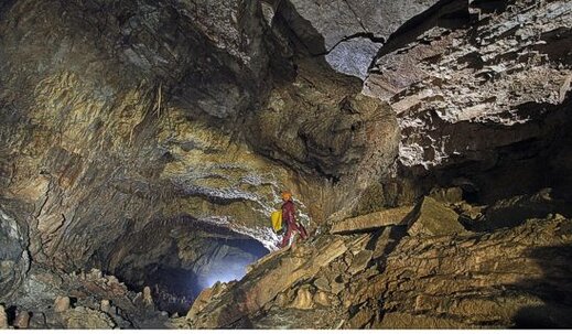 Le Grotte naturali in Abruzzo: Grotte del Cavallone. Le Grotte del Cavallone, situate nella splendida Valle di Taranta, tra Lama dei Peligni e Taranta Peligna, nel Parco Nazionale della Majella, sono una delle meraviglie naturali più note d'Abruzzo. Con un ingresso che si trova a un'altitudine di 1.475 metri, la Grotta del Cavallone detiene il primato di essere la grotta con l'ingresso più alto tra quelle turistiche d'Europa. La sua estensione, che supera i mille metri di sviluppo, e la profondità di 59 metri, fanno di questo complesso una delle cavità più impressionanti della zona. Il suo fascino è anche accresciuto dalla sua connessione con la cultura locale, poiché la grotta è stata protagonista di numerosi racconti e leggende che ne hanno accresciuto il mistero nel corso dei secoli. L'esplorazione delle Grotte del Cavallone ha radici antiche, con la prima traccia documentata risalente al 1666, quando venne effettuata un'incisione nel “Sasso dei nomi antichi” all'ingresso della cavità. Nel corso del tempo, la grotta ha attratto numerosi esploratori, che ne hanno svelato i segreti grazie a racconti tramandati oralmente dalla popolazione. Durante il 1700, la conoscenza della grotta si diffuse ulteriormente, con descrizioni che documentavano la sua struttura geologica. Un episodio significativo nella storia delle grotte fu il loro utilizzo come rifugio durante la Seconda Guerra Mondiale, quando gli abitanti di Taranta Peligna si nascosero al suo interno per sfuggire ai bombardamenti, approfittando della sua temperatura costante e delle ampie sale che permettevano di ospitare anche il bestiame. L'ingresso della Grotta del Cavallone è di dimensioni imponenti, con un'apertura larga circa 20 metri e alta circa 30 metri, che si può raggiungere tramite una rampa di gradini scavati nella roccia. All'interno, la temperatura varia sensibilmente a seconda della zona: nelle aree più vicine all'ingresso, la temperatura può arrivare fino a 10-11°C durante la stagione calda, mentre nelle diramazioni laterali la temperatura si mantiene costante attorno ai 9,5°C tutto l'anno. La grotta ha una lunga tradizione turistica, che inizia nel 1893 con la realizzazione di una scalinata di oltre 200 gradini, incisi direttamente nella roccia, per facilitare l'accesso e i passaggi più difficili. Oggi, i resti delle passerelle e delle scale in legno, che un tempo permettevano di attraversare i tratti più impervi, sono ancora visibili e raccontano della continua evoluzione della grotta come attrazione turistica. Nel corso del XX secolo, la Grotta del Cavallone ha continuato a essere oggetto di esplorazioni e studi da parte di speleologi e ricercatori. Negli anni '50, il gruppo di speleologi inglesi dell'Università di Oxford si concentrò sul ramo dei laghi, mentre negli anni '70 e '80 diversi gruppi speleologici italiani, come il CAI di Chieti e lo Speleo Club Chieti, continuarono le esplorazioni. Nel 1987, un'importante scoperta fu la discesa nel Pozzo senza fine, che permise di esplorare ampie gallerie e camini. Le esplorazioni hanno continuato negli anni successivi, e nel 2019 gli speleologi si sono concentrati su una frana finale tra massi di grandi dimensioni, cercando di tracciare il percorso delle correnti d'aria che si originano in quella zona, segno che ci sono ancora misteri da svelare all'interno di questa straordinaria cavità.