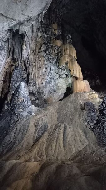Le Grotte naturali in Abruzzo: Grotte di Beatrice Cenci. La Grotta di Beatrice Cenci si trova nel territorio montano di Petrella Liri, a 1.039 metri sul livello del mare, non lontano dalle sorgenti del fiume Liri, situate a 1.108 metri. Il nome della grotta è legato alla figura storica di Beatrice Cenci, una nobildonna romana, tristemente famosa per la sua tragica vicenda alla fine del XVI secolo, quando venne segregata a Petrella Salto, spesso confuso con Petrella Liri. La grotta è stata conosciuta fin dai tempi antichi e nel 1892 fu esplorata e descritta per la prima volta dall'architetto romano Carlo Ignazio Gavini, in collaborazione con l'escursionista Giovanni Voltan. Successivamente, nel 1905, fu organizzata la prima escursione ufficiale grazie a Guido Cora, fondatore del Circolo Speleologico Romano. L'interno della grotta è di grande interesse archeologico: in una zona di circa 300 metri quadrati sono stati rinvenuti numerosi reperti, tra cui frammenti ceramici dell'epoca italica e romana, oltre a resti risalenti al Neolitico e all'età del bronzo. La grotta fa parte di un complesso speleologico che include anche la Grotta dell'Ovìdo di Verrecchie e l'inghiottitoio dell'Imele, il quale dà origine a un lungo percorso sotterraneo che termina alla risorgenza della Vommeta. Le acque che si infiltrano nel sottosuolo nei pressi di Petrella Liri emergono lungo questo stesso sistema acquifero, un aspetto che accentua il fascino e la curiosità nei confronti di questa cavità naturale. Il percorso turistico attraverso la grotta si sviluppa attraverso una leggera salita fino all'ingresso, dove una scala in discesa introduce i visitatori alla prima sala. In questa zona, le concrezioni calciche, come stalagmiti e vaschette in formazione, iniziano a sorprendere per la loro bellezza naturale. Proseguendo, il cammino porta alla seconda sala, caratterizzata da formazioni più grandi e suggestive, con stalattiti e stalagmiti che si uniscono a formare spettacolari colonne di pietra. I colori che vanno dal bianco candido all'arancio caldo creano un’atmosfera affascinante, perfetta per chi ama la natura e la geologia. Il percorso, lungo circa 250 metri, si snoda su una passerella sospesa in acciaio che si adatta perfettamente alla conformazione naturale del terreno, permettendo una vista spettacolare delle formazioni ipogee. La visita alla grotta è particolarmente suggestiva grazie all'assenza di illuminazione fissa, poiché ogni visitatore è equipaggiato con una torcia, offrendo un’esperienza immersiva che simula quella degli speleologi. Inoltre, durante l'inverno, la grotta ospita una piccola colonia di pipistrelli. Situata a circa 25 km da Avezzano e a meno di 10 km da Tagliacozzo, la grotta è facilmente accessibile dalla strada provinciale 23 Alto Liri, in località Petrella Liri, nel comune di Cappadocia.