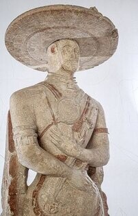 Il Museo Archeologico Nazionale d'Abruzzo, situato nella storica Villa Frigerj a Chieti, è una delle più prestigiose istituzioni dedicate alla conservazione e alla valorizzazione del patrimonio archeologico della regione. La villa, costruita nel XIX secolo, offre uno sfondo suggestivo per l'esposizione di una vasta collezione di reperti che testimoniano la ricchezza culturale e storica dell'Abruzzo, dalle epoche più antiche fino all'età romana. Il pezzo più celebre della collezione è il Guerriero di Capestrano, un'imponente statua funeraria risalente al VI secolo a.C., considerata una delle più importanti opere della scultura italica. Accanto a questo capolavoro, il museo ospita una ricca varietà di reperti che includono vasellame, monete, gioielli, strumenti di uso quotidiano e decorazioni architettoniche, offrendo una panoramica completa della vita delle antiche popolazioni abruzzesi, come i Vestini, i Marrucini e i Sanniti. Un altro elemento distintivo del Museo Archeologico Nazionale d'Abruzzo è l'organizzazione tematica delle sue sale espositive. Ogni sezione è dedicata a un aspetto specifico della storia e della cultura della regione, permettendo ai visitatori di seguire un percorso cronologico e tematico che favorisce una comprensione approfondita del contesto storico. L'allestimento moderno e curato nei dettagli integra pannelli esplicativi e supporti multimediali per arricchire l'esperienza dei visitatori. Oltre alla sua funzione di conservazione e esposizione, il museo è un vivace centro di ricerca e divulgazione. Promuove regolarmente attività didattiche, conferenze e mostre temporanee, coinvolgendo un pubblico sempre più ampio nella scoperta della storia dell'Abruzzo. Il Museo Archeologico Nazionale d'Abruzzo non è solo un luogo di memoria, ma anche uno spazio dinamico dove il passato prende vita attraverso l'incontro con le nuove generazioni.