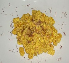Preparazione dei I cannarozzetti con gli olaci. In una pentola soffriggere l'olio e il guanciale. Successivamente cuocere a parte i cannarozzetti in abbondante acqua salata, scolarli al dente e farli insaporire con il soffritto precedentemente preparato. In seguito aggiungere la ricotta, un pizzico di pepe e l'infuso di zafferano (in stimmi disciolto in tre cucchiai di acqua e bollito per pochi secondi), compresi gli stimmi. Amalgamare il tutto facendo scaldare anche la ricotta e servire subito. Volendo si può aggiungere una grattugiata di formaggio pecorino (a piacimento, comunque consigliato).
