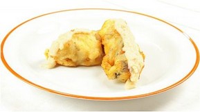 Come preparare Il Baccalà all’Aquilana. Mettere il baccalà in ammollo per 2 - 3 giorni prima di utilizzarlo. Quando sarà ben ammollato e dissalato, tagliatelo a pezzi. Passate i pezzi di baccalà in una pastella di farina ed acqua. Friggetelo in abbondante olio bollente. Pestate in un mortaio l'aglio e la mollica di pane bagnata nell'aceto fino ad ottenere un composto cremoso. Servite i pezzi di baccalà fritti nappati con la salsa di pane appena realizzata.