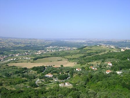 L'Ippovia della Val di Sangro è un'esperienza unica che consente di esplorare la bellezza naturale di questa zona dell'Abruzzo, offrendo un'opportunità ideale per famiglie, principianti e chiunque voglia avvicinarsi al mondo del cavallo. Il percorso si snoda all'interno della Valle del Rodeo, conosciuta anche come "Il Pantano", una zona che si trova tra le magnifiche montagne delle Mainarde. La passeggiata, che può essere effettuata in ogni stagione, è circondata dalla natura selvaggia e incontaminata, dove i branchi di cavalli e le mandrie di mucche pascolano liberi. Il panorama che si apre davanti a chi intraprende questo percorso è spettacolare, con la valle che si estende sotto le cime delle montagne, creando uno scenario che sembra essere fuori dal tempo. L'escursione, pensata per chi si avvicina al cavallo per la prima volta o per famiglie con bambini dai 10 anni in su, è un'opportunità per vivere la natura in modo rilassante e divertente. I cavalieri saranno accompagnati da una guida esperta che non solo garantirà la sicurezza durante il percorso, ma racconterà anche storie e curiosità sul mondo del cavallo e sull'ambiente circostante. L'escursione si svolge attraverso sentieri verdi e morbidi, e i partecipanti avranno la possibilità di vedere da vicino i cavalli liberi e le mucche che popolano la valle. L'incontro con questi animali nello loro libertà aggiunge un elemento di autenticità che rende l'esperienza ancora più affascinante. Se si desidera prolungare l'esperienza, l'ippovia offre anche un'escursione di due ore, che permette di esplorare con maggiore profondità la Valle del Pantano. Durante questa passeggiata, i partecipanti avranno l'opportunità di apprezzare in modo più completo i panorami mozzafiato che caratterizzano questa parte d'Abruzzo. La valle è un vero e proprio paradiso naturale, con le sue numerose sorgenti d'acqua, che dissetano le centinaia di cavalli e mucche che pascolano liberamente. Un momento particolarmente speciale dell'escursione è la possibilità di bere direttamente da una di queste sorgenti, situate in un'area attrezzata con barbecue e tavoli, dove è possibile fare una sosta e godere di un picnic all'aperto. L'ippovia della Val di Sangro è anche il luogo perfetto per chi desidera un'escursione di mezza giornata, adatta a tutti coloro che vogliono vivere l'esperienza del trekking a cavallo. I sentieri si snodano lungo gli antichi tratturi del Parco Nazionale d'Abruzzo, Lazio e Molise, ripercorrendo le tracce degli antichi pastori che, secoli fa, portavano i loro greggi dalle montagne al mare. L'escursione si snoda in un ambiente naturale straordinario, dove i paesaggi cambiano continuamente, offrendo vedute spettacolari sulle montagne, le valli e i boschi circostanti. L'opportunità di percorrere questi sentieri storici a cavallo rende il viaggio ancora più suggestivo, regalando un'esperienza che coniuga natura, storia e tradizione. Per concludere l'escursione in modo perfetto, è possibile fermarsi per un pranzo all'aperto, dove si potranno gustare prodotti tipici e genuini dell'Abruzzo. L'esperienza gastronomica, immersi nel cuore della natura, aggiunge un tocco speciale all'avventura, creando un ricordo indelebile di una giornata trascorsa in sintonia con la natura e il territorio. Il percorso dell'Ippovia della Val di Sangro è quindi un'opportunità completa, che offre una visione autentica della bellezza abruzzese, sia per chi cerca una passeggiata rilassante che per chi desidera vivere un'avventura più impegnativa.