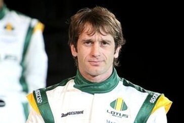 Jarno Trulli, è stato uno dei piloti più riconosciuti nel panorama automobilistico italiano e internazionale. Jarno Trulli, nato il 13 luglio 1974 a Pescara, è un ex pilota automobilistico che ha conquistato un posto di rilievo nel panorama della Formula 1 internazionale. Sin da giovane ha dimostrato una grande passione per i motori, che gli è stata trasmessa dalla famiglia. A soli nove anni ha iniziato a gareggiare nel kart, vincendo numerosi titoli nelle categorie giovanili. Questo successo nel karting gli ha aperto le porte delle monoposto, dove ha continuato a eccellere, ottenendo vittorie e un palmarès che gli ha permesso di passare alla Formula 3 tedesca e di conquistare il titolo nel 1996. Il debutto in Formula 1 è avvenuto nel 1997 con il team Minardi, una scuderia che all'epoca non aveva molte possibilità di lottare per le posizioni di vertice. Tuttavia, Trulli ha impressionato per il suo talento, sfiorando addirittura la zona punti in alcune gare. Il suo talento non è passato inosservato, tanto che Alain Prost lo ha voluto nella sua squadra. Con la Prost, Trulli ha messo in mostra il suo potenziale, ottenendo il suo primo grande risultato con il quarto posto al Gran Premio di Germania e dominando per gran parte del Gran Premio d’Austria, dove però un guasto tecnico lo ha costretto al ritiro. Nel 1999, Trulli ha fatto il suo ingresso alla Jordan, una squadra con grandi ambizioni. Nonostante un'auto non sempre all'altezza delle aspettative, il pilota abruzzese ha comunque ottenuto buoni piazzamenti, tra cui il quarto posto al Gran Premio del Brasile. Nel 2001, è passato alla Renault, dove ha finalmente trovato una vettura competitiva, che gli ha permesso di conquistare il suo primo podio nel Gran Premio di Germania, chiudendo al terzo posto. La stagione successiva, nel 2004, è stata quella della sua definitiva consacrazione, con una vittoria storica al Gran Premio di Monaco, uno dei circuiti più prestigiosi della Formula 1. Il passaggio alla Toyota nel 2004 ha rappresentato un nuovo capitolo nella carriera di Trulli. Nonostante il team giapponese non sia mai riuscito a sviluppare una vettura vincente, Trulli ha ottenuto comunque buoni risultati, tra cui due secondi posti in Malesia e Bahrain. Nel 2009, grazie a una macchina competitiva, ha conquistato un altro podio al Gran Premio del Giappone, ma la Toyota ha deciso di ritirarsi dalla Formula 1 alla fine della stagione, mettendo fine alla carriera del pilota italiano con il team. Negli ultimi anni della sua carriera, Trulli ha corso con la Lotus Racing, ma senza riuscire a ottenere risultati significativi. Dopo aver lasciato la Formula 1, Trulli ha intrapreso una nuova avventura nel motorsport con il Trulli Formula E Team, partecipando alla Formula E, la competizione automobilistica elettrica. Nonostante l’entusiasmo, il progetto non ha avuto successo e il team ha chiuso senza ottenere risultati importanti. Lontano dai circuiti, Jarno Trulli ha iniziato una carriera imprenditoriale nel settore vinicolo e alberghiero, dimostrando ancora una volta la sua capacità di eccellere in ambiti diversi da quello delle corse. La sua carriera rimane un esempio di determinazione e passione per lo sport, capace di ispirare le generazioni future.