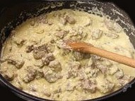 La cucina tipica Abruzzese. Partiamo dal pane, l’insostituibile compagno di ogni viaggio gastronomico che si rispetti. In provincia dell’Aquila, in attesa di una Doc in grado di salvaguardare e valorizzare la tradizione, l’arte del panificatore viene tramandata di padre in figlio. In ogni angolo della provincia escono dai forni (molti dei quali, per fortuna, ancora a legna, nonostante la discutibile e repressiva normativa Ue) profumatissimi filoni, fragranti pagnotte, inimitabili pizze che vengono esportati nel Nord Italia o addirittura negli Stati Uniti. Bianco, nero (per la presenza di farina integrale) o giallo (per l’uso dello sfarinato di mais) il pane aquilano ha conquistato anche i palati più esigenti (insostituibile con la bruschetta) e attende ora un riconoscimento in grado di inserirlo in un mercato sempre più difficile (la ciabatta polesana e il suo inventore insegnano). Il trionfo del gusto continua poi con i primi piatti: asciutti, in brodo, a zuppa. Frutto di una terra in alcune zone particolarmente avara, i piatti d’apertura sono tradizionalmente legati alla fantasia, quella di generazioni di massaie che hanno dovuto spesso fare i conti con le ristrettezze del bilancio, con madie pressoché vuote e con una vasta prole sempre affamata. Il piatto della festa era ed è rappresentato dai maccheroni alla chitarra, impreziositi dal sugo di castrato o di maiale e imbiancati dal pecorino di Pizzoli, di Castel Del Monte, di Anversa Degli Abruzzi. L’uovo sodo, in quantità non certo dietetiche, insaporisce il timballo all’aquilana, farcito di scamorza e di carne macinata di maiale e di vitello. Le volarelle accompagnano indistintamente un corroborante brodo di carne e una bella zuppa di lenticchie, quelle di Santo Stefano di Sessanio, le uniche a non aver bisogno di ammollo prima della cottura. La zuppa di farro, nella variante con cicoria selvatica, viene preparata nei centri montani del Parco Nazionale d’Abruzzo con particolare maestria, mentre a Paganica regnano i fagioli, con le loro infinite varianti che li collocano come prodotto da tutto pasto. In inverno, e in particolare nella festività dedicata a Sant’Antonio, si usa accompagnarli con la cotica di maiale a tocchetti, ben sgrassata, mentre nei periodi più caldi, specialmente dopo il raccolto, si propongono con rinfrescanti erbette aromatiche. La “spianatora”, rigorosamente in legno d’ulivo, accoglie fumanti polente che nulla hanno a che fare con le cugine venete o valdostane, sempre figlie del granturco, ma con macinature decisamente più grossolane che influiscono in maniera determinante sulla finezza del sapore. La polenta aquilana, nella ricchezza o povertà del condimento, con abbondanti spuntature di maiale in salsa rossa o con la semplice pancetta (sempre di maiale) soffritta nell’olio con generoso peperoncino, è un piatto unico che non ha eguali sul territorio italiano.