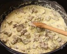L'agnello cacio e ova (casce e ova) è un secondo piatto di origine abruzzese a base di carne ovina, che viene quindi tradizionalmente gustato nel periodo di Pasqua. L'agnello cacio e ova è un piatto molto ricco e gustoso, la carne di agnello a pezzettini viene infatti servita con un sughetto realizzato con uova sbattute e saporitissimo pecorino abruzzese stagionato. Per preparare l’agnello cacio e ova, iniziate disossando il cosciotto d’agnello, eliminate il grasso e ricavatene dei cubetti dal lato di circa 3 cm (come per uno spezzatino). In una padella ponete l’olio extravergine di oliva, lo spicchio d’aglio tagliato a metà e il rametto di rosmarino e fate rosolare l’aglio; poi aggiungete i cubetti di agnello tagliati in precedenza e fatelo rosolare a fuoco vivo su tutti i lati. A questo punto sfumate con il vino bianco, salate e fate cuocere a fuoco basso e con il coperchio per circa mezz’ora. Quando la carne di agnello sarà cotta e tenera eliminate il rametto di rosmarino. In una ciotolina sbattete le uova, aggiungete il pecorino grattugiato e il succo di mezzo limone. Versate questo composto sull’agnello ormai cotto. Mescolate bene per distribuire il sughetto e cuocere l'uovo. Servite l’agnello cacio e ova prima che si raffreddi, cioè ben caldo!