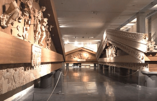 Il Museo Archeologico Nazionale La Civitella, situato nella città di Chieti, occupa un luogo di straordinaria importanza storica: l'altura della Civitella, antica acropoli della città preromana di “Teate Marrucinorum”. Questo sito archeologico ha restituito reperti eccezionali, tra cui i frammenti ceramici di tre templi di epoca repubblicana, ricomposti oggi in una suggestiva esposizione all'interno del museo. Sempre sulla stessa collina, gli scavi condotti negli anni Ottanta hanno portato alla luce anche l’Anfiteatro romano, restaurato e visitabile, che testimonia la vitalità culturale e urbanistica della città antica. Le collezioni conservate nel museo illustrano la lunga storia della città e del territorio circostante, dalla preistoria all’alto Medioevo. I reperti provengono non solo dall’area urbana dell’attuale Chieti, ma anche dalla regione un tempo abitata dai Marrucini, popolazione italica stanziata tra il mare Adriatico e l’entroterra appenninico. Questo vasto patrimonio archeologico permette di comprendere l’evoluzione delle comunità locali e i loro rapporti con il mondo romano, restituendo un quadro storico ampio e articolato. Il percorso espositivo si sviluppa attraverso tre grandi sezioni tematiche. Nella prima viene illustrata la nascita dell’antica Teate attraverso materiali provenienti da aree sacre, con particolare rilievo ai frontoni dei templi repubblicani. La seconda sezione è dedicata al territorio dei Marrucini, con reperti che raccontano la vita quotidiana, i riti e le trasformazioni culturali di questa popolazione. Al centro di questo spazio spicca la Grotta di Rapino, antico santuario dove fu rinvenuta la celebre statua bronzea della Dea Madre. La terza sezione segue la romanizzazione della città, mostrando monumenti, sculture e oggetti legati alla trasformazione di Teate in municipio romano, tra cui il monumentale Mausoleo di Lusius Storax e un imponente ritratto di Augusto. Completano l’allestimento sezioni dedicate a collezioni storiche provenienti dall’Antiquarium Teatinum e dalla raccolta privata di Vincenzo Zecca. Il Museo La Civitella si distingue non solo per la ricchezza dei materiali, ma anche per l’impostazione moderna e coinvolgente degli spazi espositivi, capaci di accompagnare il visitatore in un viaggio immersivo attraverso oltre duemila anni di storia. È un luogo in cui l’archeologia si fa racconto, in grado di restituire il volto antico e profondo dell’Abruzzo e di una delle sue città più antiche.